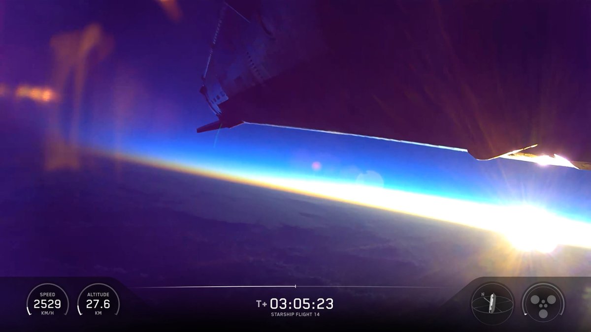 DJSnM's tweet photo. Something about the rocket's red glare in the dawn's early light https://t.co/rLrb1rrOVk