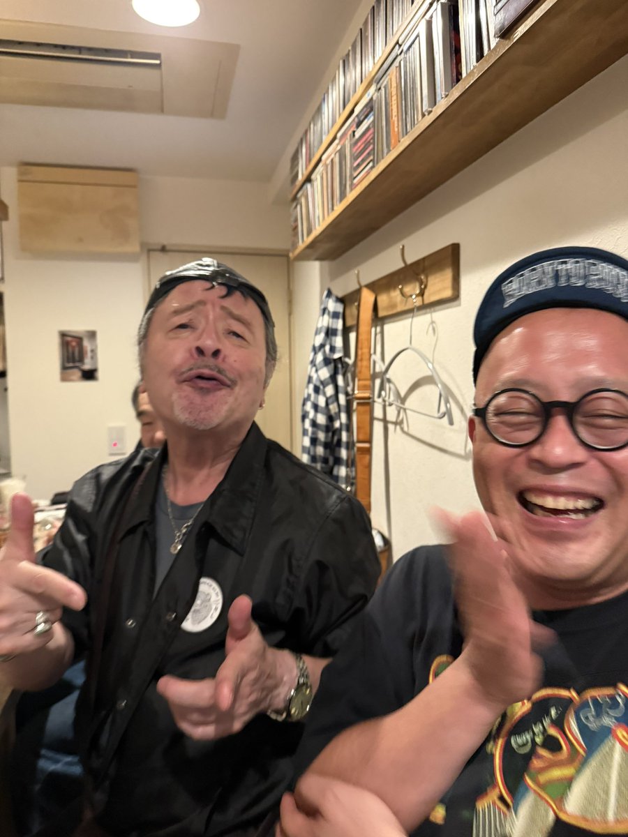 sugi_mu's tweet photo. 「近くのバーで矢沢永吉さんが飲んでる」って、聞きつけて駆けつけたものの、「何か違うな？」と思いつつも、「大物感が漂ってるし」って、3時間 隣でありがたい音楽の話を聞き続けて、帰る間際、「この人は矢沢永吉さんじゃなくて、なぎら健一さんですよ、」て教えてもらって、死にそうになったわん。 https://t.co/vXQeHrjdoj