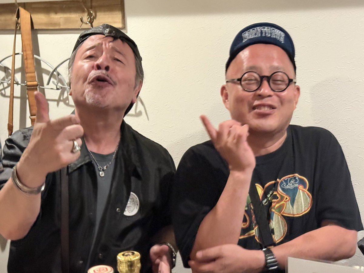 sugi_mu's tweet photo. 「近くのバーで矢沢永吉さんが飲んでる」って、聞きつけて駆けつけたものの、「何か違うな？」と思いつつも、「大物感が漂ってるし」って、3時間 隣でありがたい音楽の話を聞き続けて、帰る間際、「この人は矢沢永吉さんじゃなくて、なぎら健一さんですよ、」て教えてもらって、死にそうになったわん。 https://t.co/vXQeHrjdoj