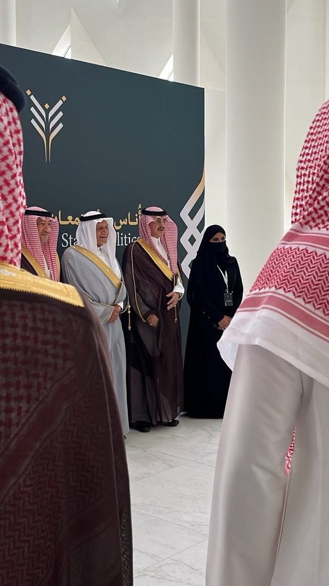 munalshamri's tweet photo. أعتزّ بتواجدي مع صاحب السمو الملكي الأمير تركي الفيصل، ومعالي المهندس وليد الخريجي نائب وزير الخ��رجية، ومعالي الدكتور مشبب القح��اني مدير عام معهد الأمير سعود الفيصل للدراسات الدبلوماسية،  وسعادة الدكتور منصور اليامي وكيل وزارة الخارجية للخدمات المساندة.

لحظات أعتزّ بها وأفخر، وذكرى ستبقى محل تقدير واعتزاز💚