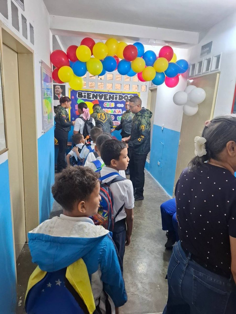 OficialDgcim's tweet photo. Funcionarios de la DGCIM se desplegaron en la U.E. Antonio María Piñate para ejecutar labores de rehabilitación, frisado, pintura y acondicionamiento general de aulas y áreas comunes.

¡Servir al pueblo es construir Patria!
¡Venezuela renace! 🇻🇪✨ https://t.co/qHR0lwEEvL