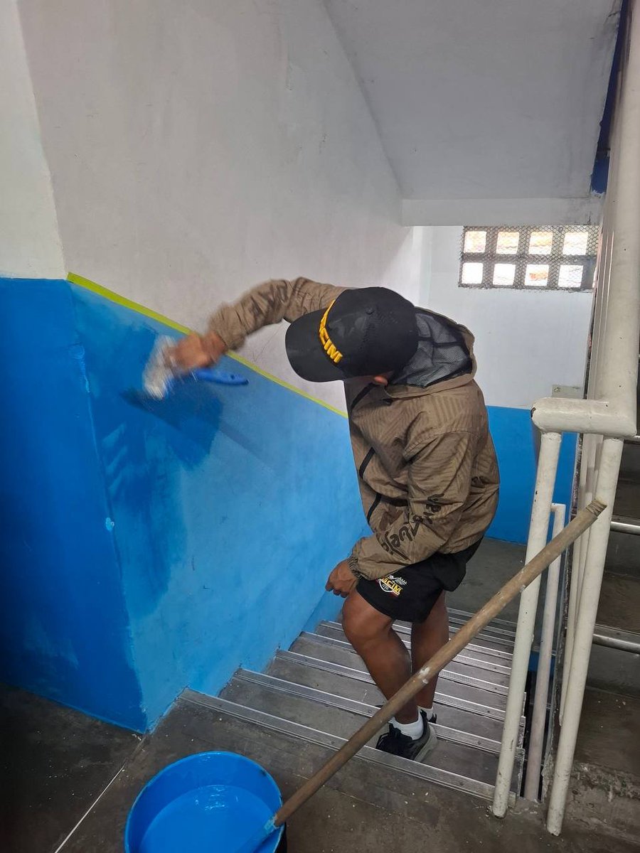 OficialDgcim's tweet photo. Funcionarios de la DGCIM se desplegaron en la U.E. Antonio María Piñate para ejecutar labores de rehabilitación, frisado, pintura y acondicionamiento general de aulas y áreas comunes.

¡Servir al pueblo es construir Patria!
¡Venezuela renace! 🇻🇪✨ https://t.co/qHR0lwEEvL