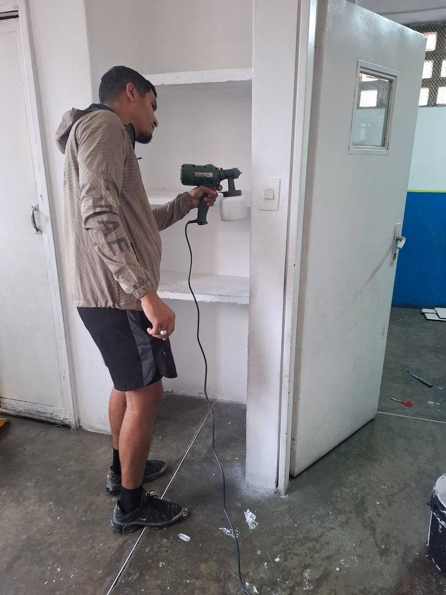OficialDgcim's tweet photo. Funcionarios de la DGCIM se desplegaron en la U.E. Antonio María Piñate para ejecutar labores de rehabilitación, frisado, pintura y acondicionamiento general de aulas y áreas comunes.

¡Servir al pueblo es construir Patria!
¡Venezuela renace! 🇻🇪✨ https://t.co/qHR0lwEEvL