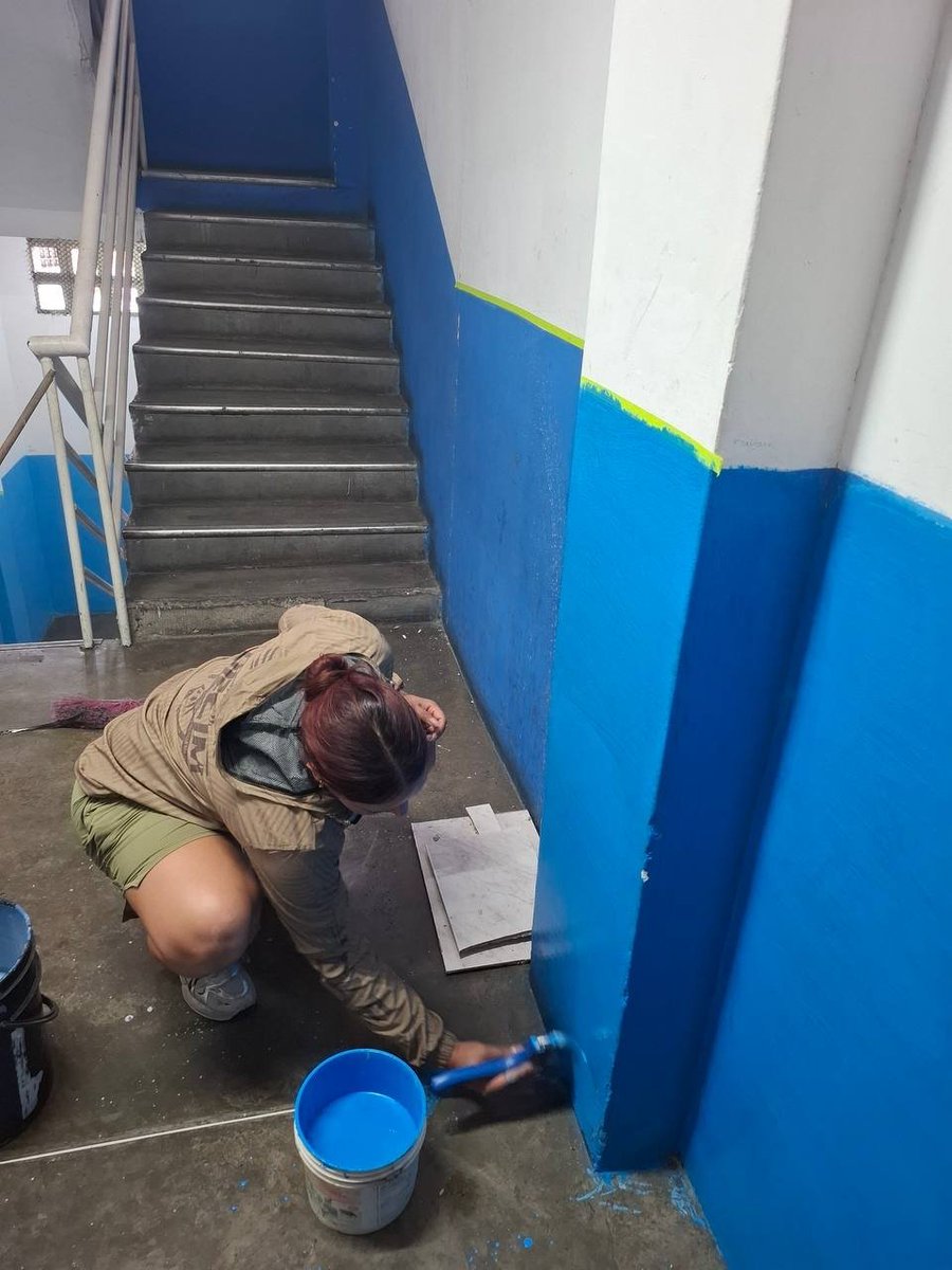 OficialDgcim's tweet photo. Funcionarios de la DGCIM se desplegaron en la U.E. Antonio María Piñate para ejecutar labores de rehabilitación, frisado, pintura y acondicionamiento general de aulas y áreas comunes.

¡Servir al pueblo es construir Patria!
¡Venezuela renace! 🇻🇪✨ https://t.co/qHR0lwEEvL