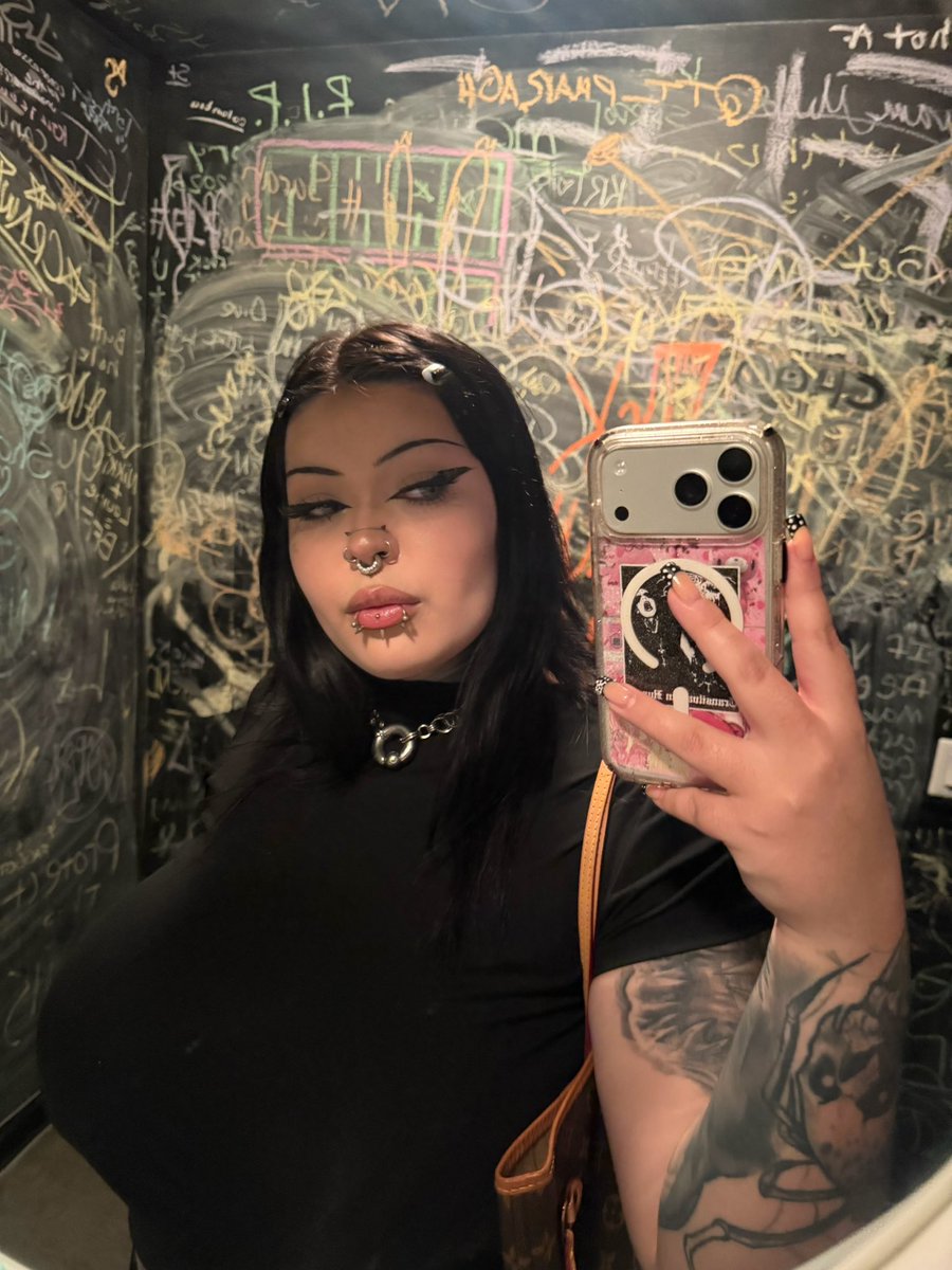 BunnyySinclair's tweet photo. big naturals and many unsettling things to say https://t.co/jBoOThiCps