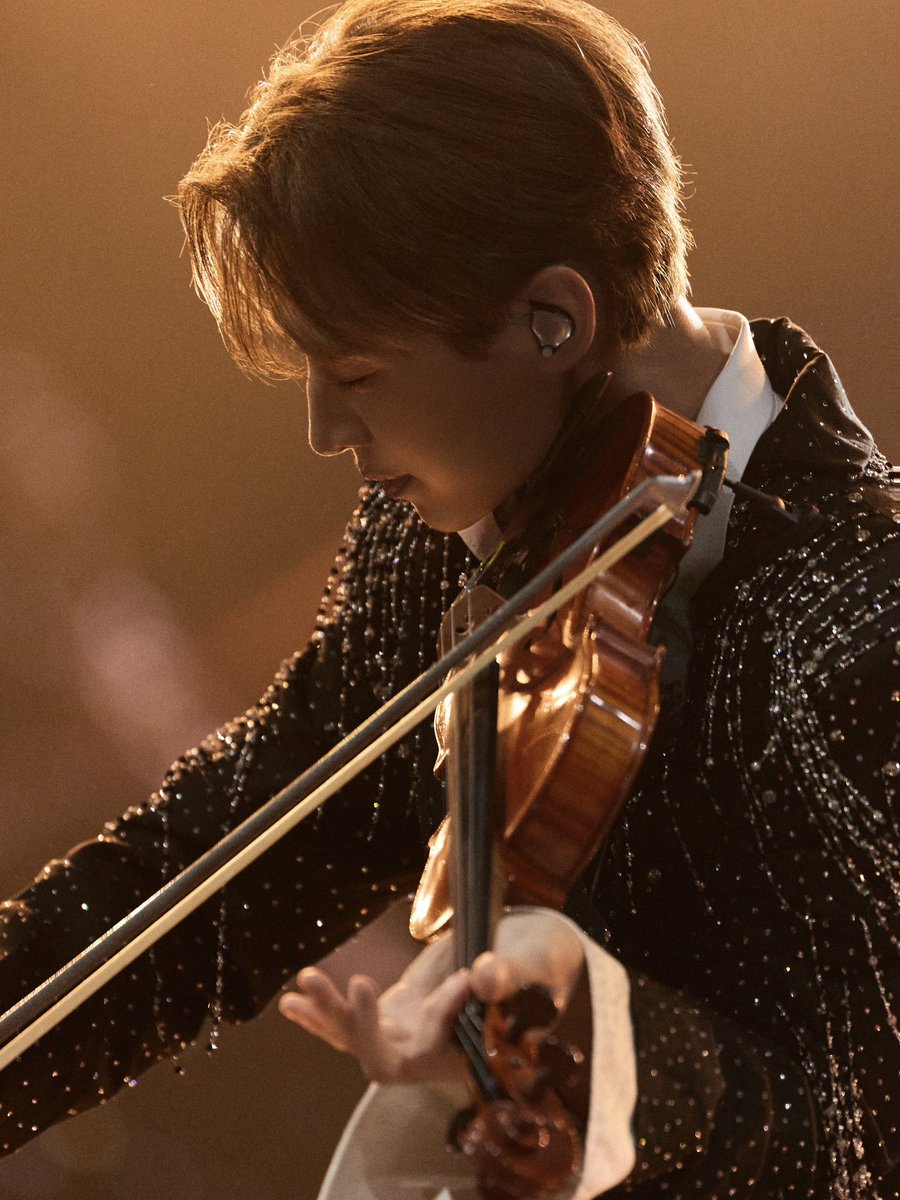 henrylau89's tweet photo. another catch? 🎻 #enjoytheshowtour https://t.co/WyqaKs1cFh