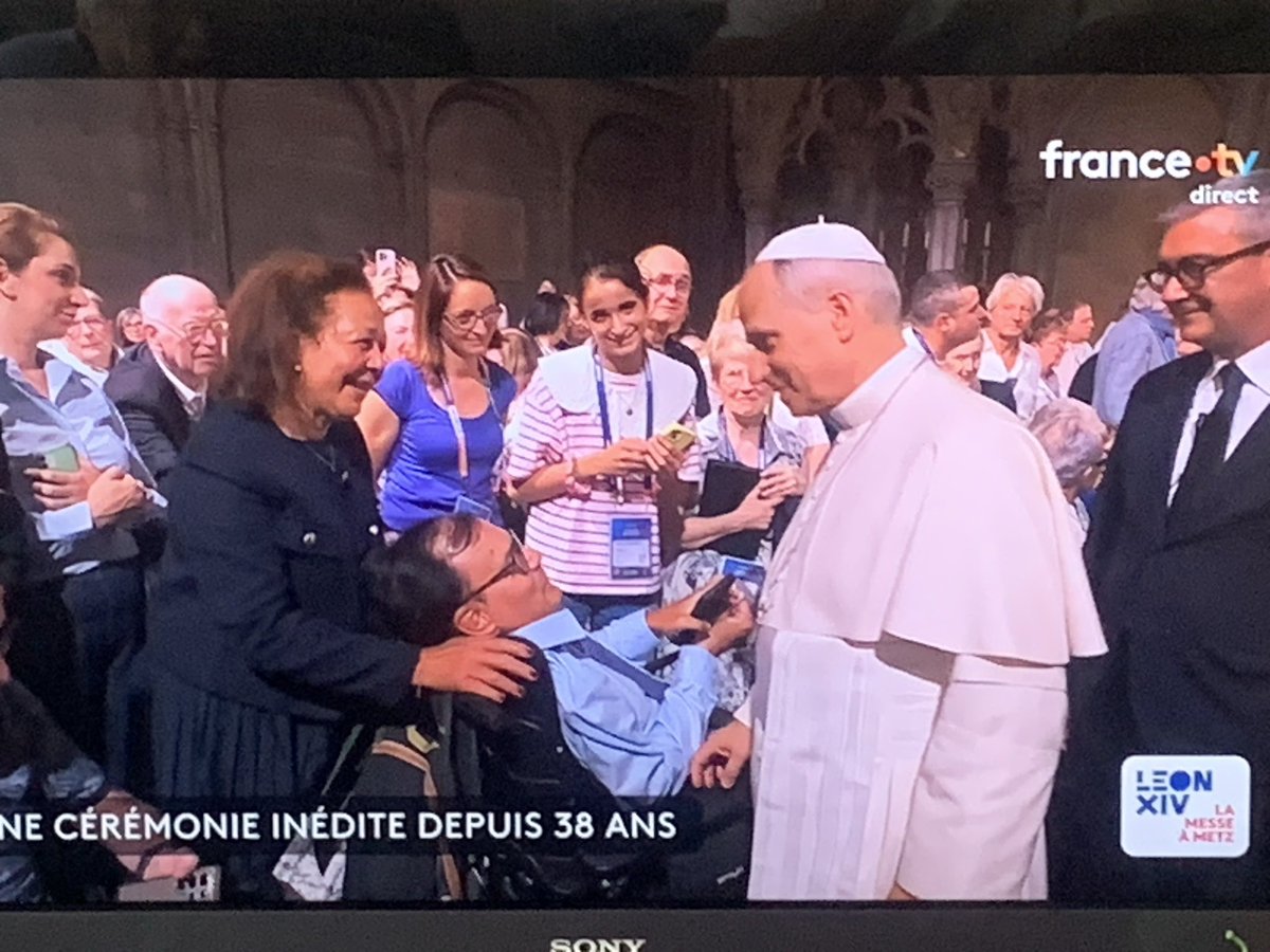 couturiermichle's tweet photo. Ce pape est d’une patience, d’une disponibilité infinies.
Les Français ne l’oublieront pas. MERCI 🙏 @Pontifex_fr
#PapeLéonXIV #PapeAMetz https://t.co/xjAXyoYum8