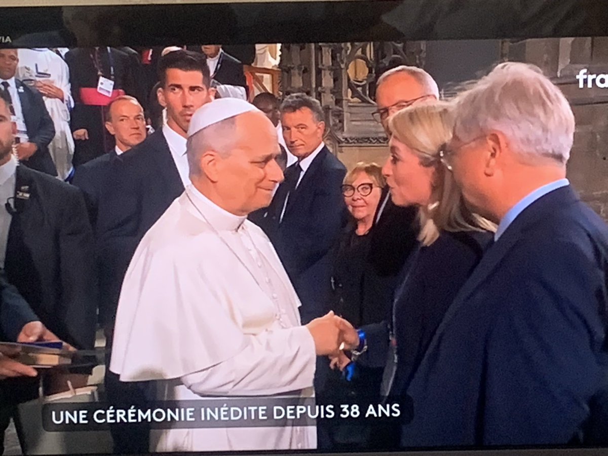couturiermichle's tweet photo. Ce pape est d’une patience, d’une disponibilité infinies.
Les Français ne l’oublieront pas. MERCI 🙏 @Pontifex_fr
#PapeLéonXIV #PapeAMetz https://t.co/xjAXyoYum8
