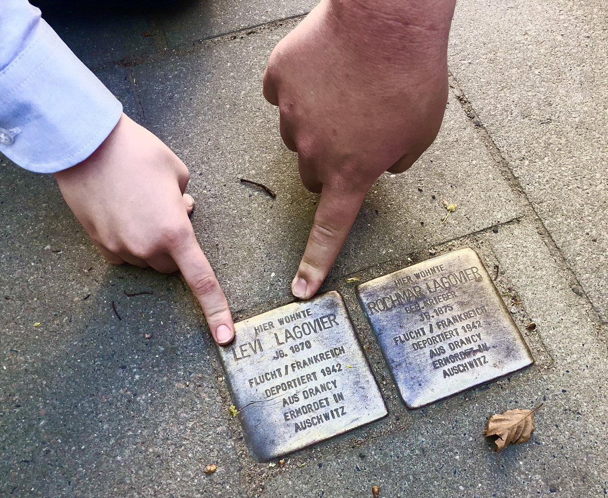 RabbinerB's tweet photo. Meine #Stolpersteine.
Es war sein erster Besuch
in Hamburg seit 1938.
Siebzig Jahre, 
seit er aus Hamburg floh.
Mein Großvater weinte.
Er hielt die Steine in der Hand,
und sein Herz stolperte.
Tränen liefen über sein Gesicht.
Das letzte Mal sah er sie 1938.
Und nun sah er ihre Namen,
eingraviert in den Stein.
Sie, seine Großeltern,
wurden ermordet.
Nach Drancy gebracht,
und von dort nach Auschwitz.
Nur weil sie Juden waren.
Sie lebten hier in Hamburg.
Zahlten Steuern wie jeder Bürger.
Sie haben keinen Grabstein,
nicht einmal ein Grab.
Hatten sie nie.
Ihr Name war nirgendwo eingemeißelt.
Und nun, plötzlich,
steht er im Stein geschrieben,
wieder hier in Hamburg.
Eine Träne fällt,
und das Herz stolpert.
Ein Jahrzehnt nach ihrem Tod,
weit entfernt, in New York,
wurde mein Vater geboren.
Er hieß Levi -
benannt nach seinem Großvater.
Und als mein Vater ging,
nannten wir unseren Sohn nach ihm:
Levi.
Mehrmals im Jahr
kommt Levi zur Innocentiastraße 64.
Er beugt sich zum Boden,
beugt sich tief, er stolpert,
und zeigt auf den Namen Levi -
seinen eigenen Namen.
Er zeigt auf Levi
und weint.
Jedes Mal, wenn ich am Innocentiapark vorbeifährt,
blicke ich nach rechts, zum Haus,
dorthin, wo die Steine verankert sind.
Sie machen die Erinnerung lebendig.
Ich erinnere mich jeden Tag an sie,
an Urgroßvater Levi und Urgroßmutter Rochma.
Und nicht nur an sie,
sondern an all jene Menschen,
an all jene Stolpersteine,
die hier vor fast jedem Eingang liegen.
Die Worte des Propheten Jesaja:
„Denen will ich in meinem Hause und in meinen Mauern 
ein Denkmal und einen Namen geben“ –
sie sprechen vom Boden zu mir,
aus den Steinen heraus.
Als hätte der Prophet Gunter Demnig gerufen
und ihm gesagt:
„Einen ewigen Namen will ich ihnen geben.“
Setze ihnen ein Denkmal für immer.
Mein lieber Freund Gunter,
auf dich treffen die Worte des Propheten Jesaja zu:
„Wohl dem Menschen, der dies tut.“
Das Gedenken an Hunderte von Tausenden Ermordeten
lebendig zu halten -
das ist dein Werk, dein Verdienst.
Lass deinen Mut nicht stolpern.
Sei stark und fest.
Du wirst weiterhin die Namen der Ermordeten
nach Deutschland zurückholen.
Und wir werden ihren Geist zurückbringen.
Unsere Hoffnung ist stark wie ein Stein. 
Sie wird nicht stolpern.
Niemals.