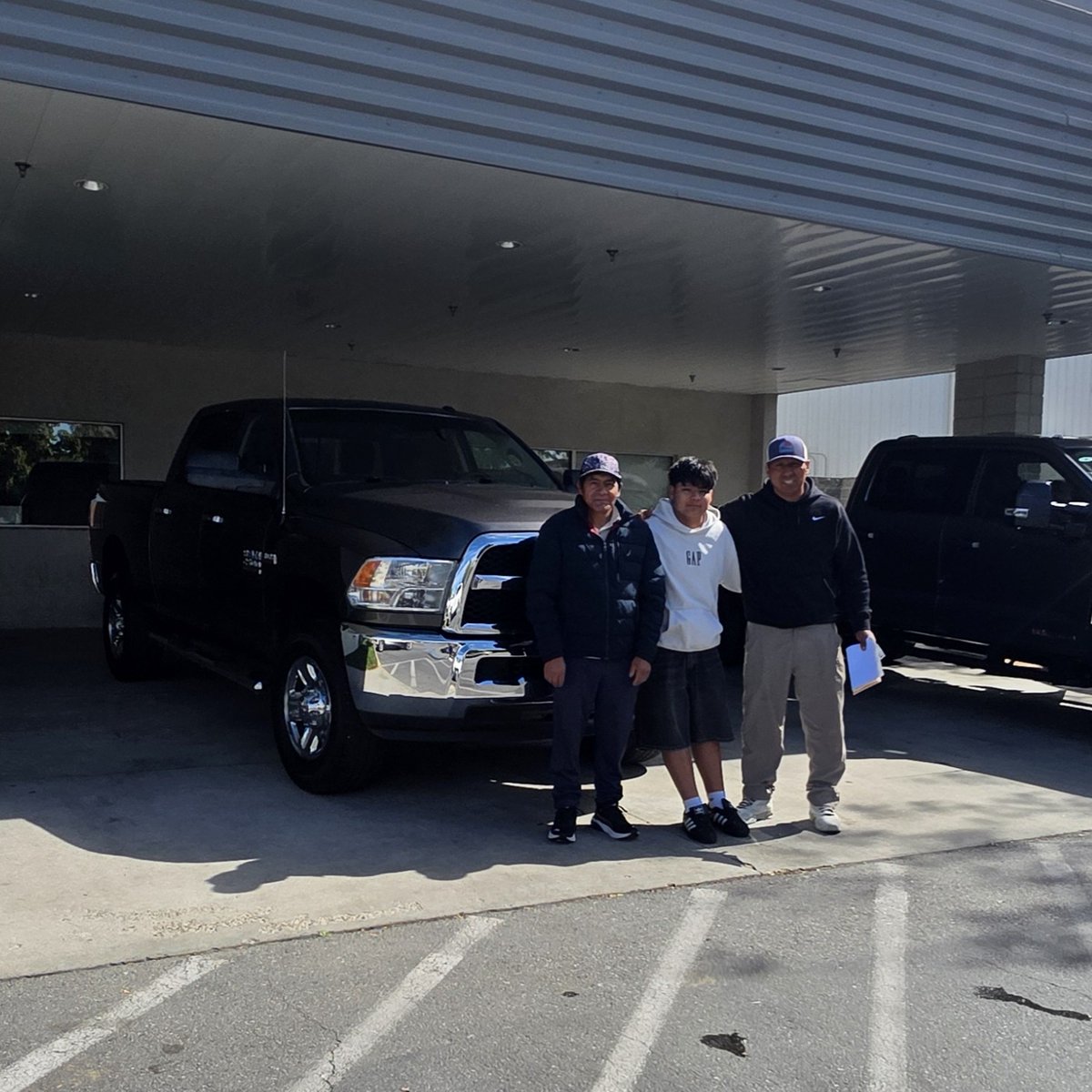 fordmeridian's tweet photo. Great choice Alejandro C! We know Abraham Espinosa enjoyed working with you. Buy yourself a present:
https://t.co/jh8ZKTYVF1
#kendallfordofmeridian #ram #ram2500 #2500 #truck #trucklife #meridianidaho #meridiantrucks #ramlife #kendallauto #letsstartsomethinggreat https://t.co/7gKyOtgMnG