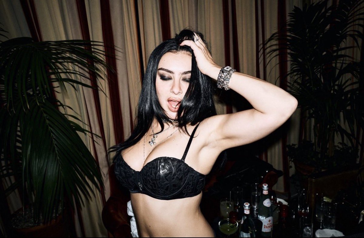leaaxcx's tweet photo. it’s illegal to look this good https://t.co/r9O4ePgtLb