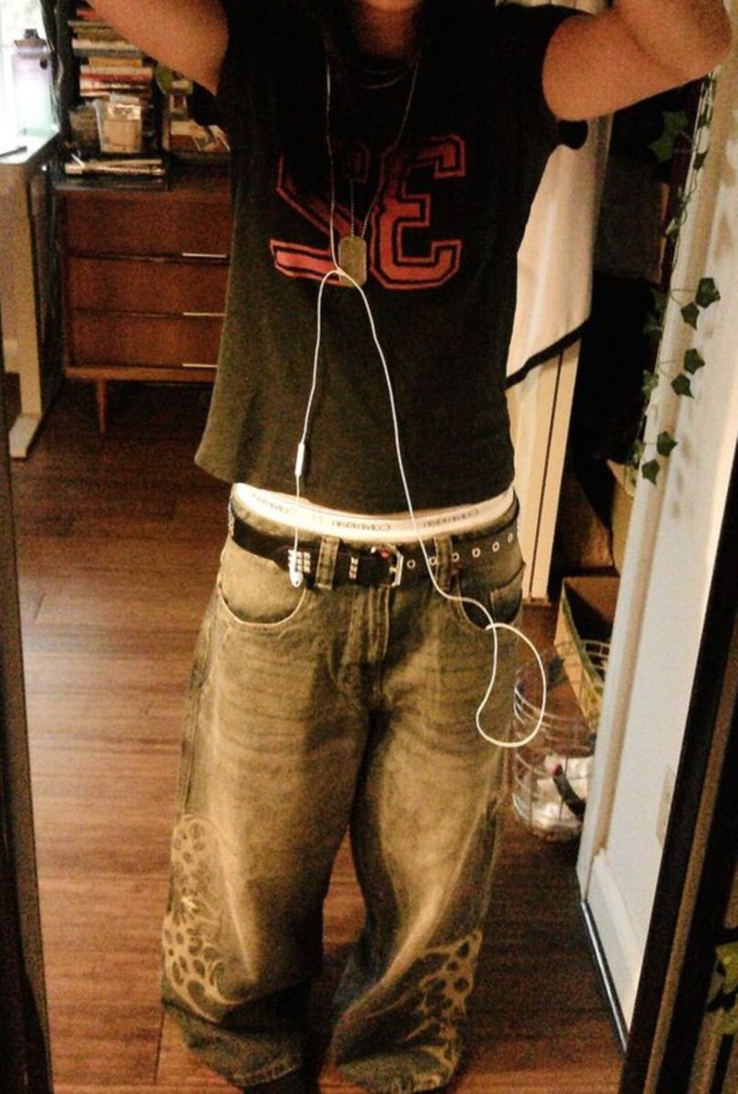 beakid_'s tweet photo. my boring ass outfit https://t.co/F8ynvlBGcY