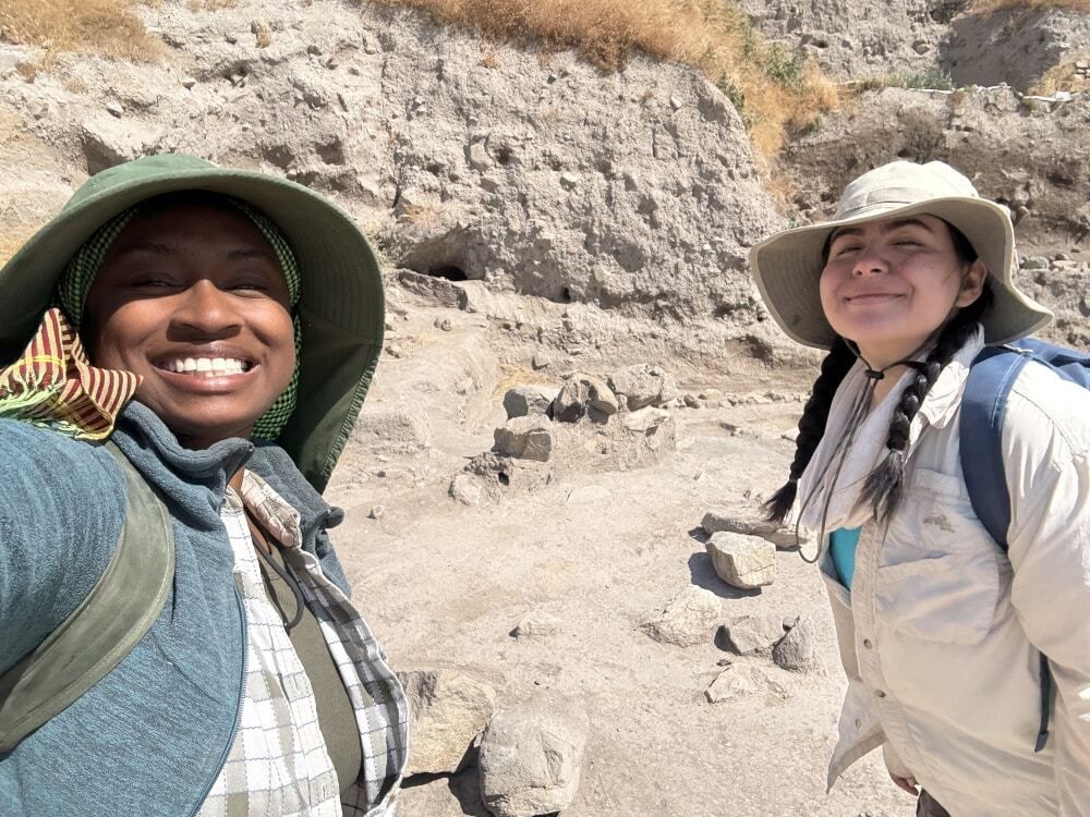 ASOResearch's tweet photo. This summer, Sydney A. Pickens joined the Çadır Höyük Archaeological Excavation Project in Türkiye as a 2026 Strange/Midkiff Families Scholarship recipient, studying Late Chalcolithic and Early Bronze Age contexts. Read about her fieldwork here: https://t.co/oo6lkvP1o4

#Turkiye https://t.co/flJQfl2WEV
