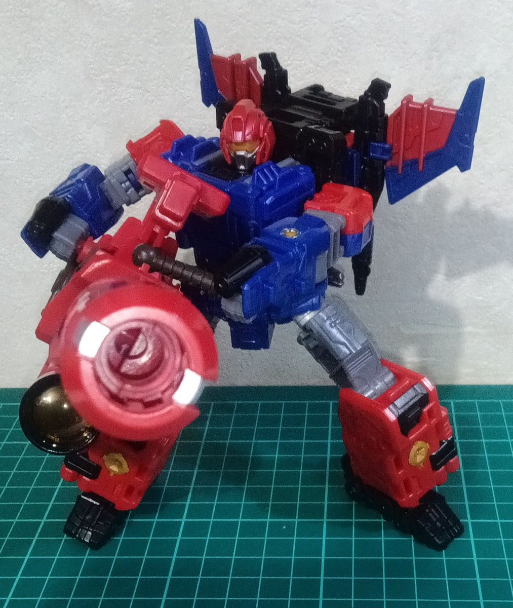 godzinrai's tweet photo. みんながやらない事やってみた。グランドマキシマス売ったからアドオンの銃が遊んでるからネクサスに持たせた。意外に良い。合体遊びはリミッターカットされるまで我慢しとく。
#トランスフォーマー https://t.co/Wzky509Q6q
