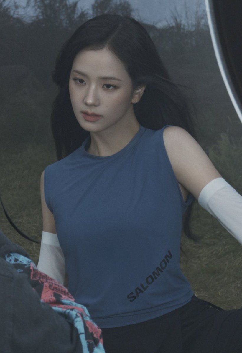 CRESCENTJS's tweet photo. I'm obsessed with JISOO x Salomon! https://t.co/DFhjkUR50f