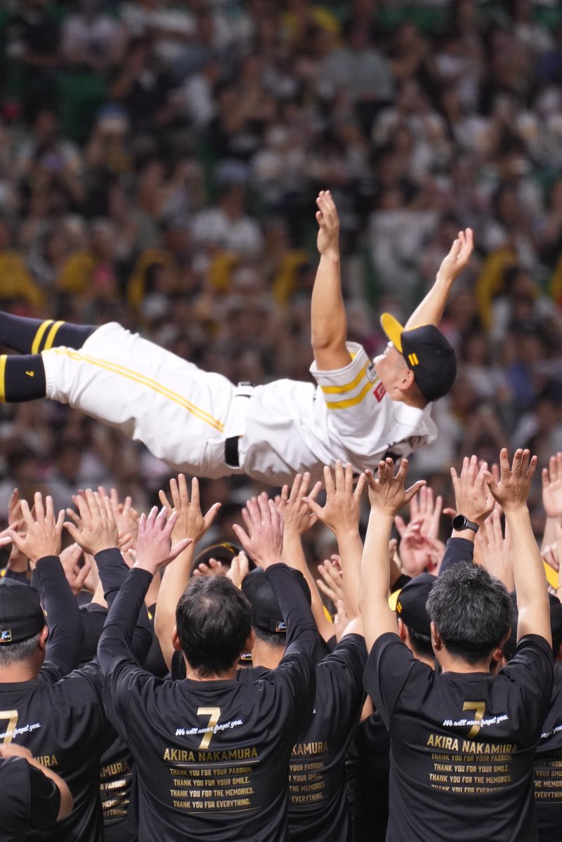 michi_gara's tweet photo. 中村晃選手、19年間の現役生活お疲れ様でした。

#ありがとう中村晃 
#sbhawks #中村晃 https://t.co/R2R9cr7mMn
