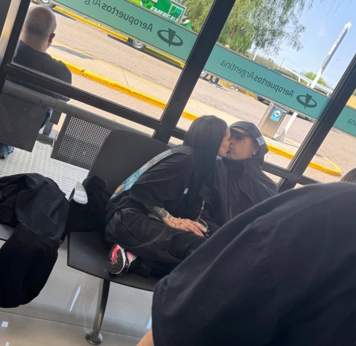 aarontsuarez's tweet photo. LA JOAQUI y TIAGO PZK a los besos en el aeropuerto de La Rioja🙏🏻 https://t.co/3PBsaSsn37