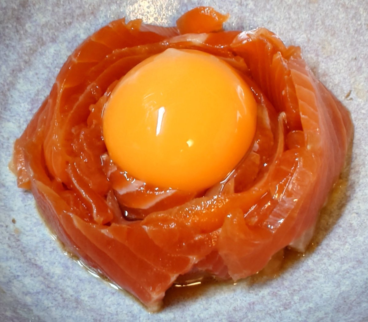 A_thiju's tweet photo. #ひつじ飯食え
サーモンユッケ〜
鮭醤油に白だし、みりん少々に伸ばしにお酒、仕上げにちょっとごま油と卵黄なのです。
美味しかったのですよ〜♪ https://t.co/9UShvuPCZz