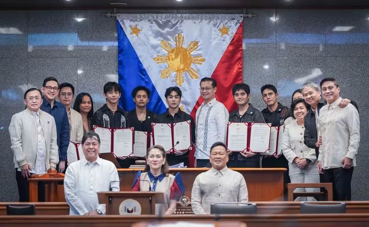 FashionPulis's tweet photo. PH Senate Recognizes Achievements of SB19

https://t.co/P13WAvnL1u

📷: FB/Senate of the Philippines https://t.co/mBQxcsZDUf