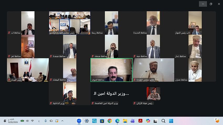ERYANIM's tweet photo. رئيس مجلس القيادة يشيد بكفاءة القوات المسلحة ويوجه بتسريع تنفيذ قراري العودة الآمنة والتعبئة العامة
سبأنت:

أشاد فخامة الرئيس الدكتور رشاد محمد العليمي،رئيس مجلس القيادة الرئاسي، بكفاءة الردع الحازم الذي أظهرته القوات المسلحة في مختلف الجبهات والمحاور، وقدرتها على استعادة زمام المبادرة،وإيقاع خسائر كبيرة في صفوف المليشيات، وعتادها الحربي
جاء ذلك خلال اجتم��ع فخامة الرئيس اليوم الاثنين،ومعه عضو مجلس القيادة الرئاسي محافظ محافظة مارب،سلطان العرادة بعدد من محافظي المحافظات وذلك بحضور رئيس مجلس الوزراء الدكتور شائع الزنداني،والوزراء والقيادات العسكرية،والأمنية المعنية،لمناقشة الإجراءات التنفيذية المتعلقة بقراري العودة الآمنة،والتعبئة العامة بعد استكمال مساراتها الدستورية والقانونية
وجدد الاجتماع التهنئة لأبناء الشعب اليمني بالذكرى الرابعة والستين لثورة السادس والعشرين من سبتمبر المجيدة،مترحما على شهداء القوات المسلحة والأمن والمقاومة الشعبية والمدنيين،متمنياً للجرحى والمصابين الشفاء العاجل
وخص ��خامة الرئيس بالإشادة صقور القوات الجوية،ووحدات الطيران المسير،والمدفعية والراجمات والقناصة،وجميع الوحدات البرية التي تعمل بصورة متكاملة في مختلف مسارح العمليات
وأشار في هذا السياق إلى الكفاءة العملياتية والنتائج الميدانية التي حققتها القوات المسلحة،بما في ذلك تنفيذ 756 عملية استهداف نوعية ودقيقة خلال 72 ساعة في جبهات كتاف والبقع،وعلب،والجوف،ومأرب،والبيضاء،ولحج،وتعز،ما أسفر عن تحييد 2316 عنصراً من المليشيات بين قتيل وجريح،فضلاً عن تدمير، وإعطاب آليات وتعزيزات ومنصات إطلاق صواريخ ومخازن أسلحة
وأكد الرئيس أن ما تحقق في الأيام الماضية ليس سوى بداية، وأن القوات المسلحة ما تزال تملك من القدرات والخيارات ما سيظهر أثره في الميدان،محملا المليشيات الحوثية مسؤولية التصعيد، والدفع بمزيد من أبناء الشعب اليمني المغرر بهم إلى محارق الموت
وجدد فخامة الرئيس دعوته إلى أبناء الشعب اليمني في المحافظات الخاضعة بالقوة لسيطرة المليشيات،إلى عدم السماح بزج أبنائهم في جبهات القتال،مؤكداً أن الدولة لا تطلب منهم سوى الانحياز إلى قيم الجمهور��ة ومؤسساتها،ورفض تحويل أبنائهم ومواردهم إلى وقود لاطالة امد الحرب،والمعاناة
واستمع الاجتماع إلى إحاطات من رئيس مجلس الوزراء،والوزراء المعنيين،ومحافظي المحافظات،والقيادات العسكرية والأمنية، حول مستجدات الأوضاع الميدانية،والاحتياجات والمهام المطلوبة خلال المرحلة المقبلة،فضلاً عن الإجراءات المتخذة لتنفيذ توجيهات مجلس القيادة الرئاسي،وتعزيز حضور مؤسسات الدولة على كافة المستويات
واكد فخامة الرئيس، ان المرحلة الراهنة تضع على عاتق المحافظين مسؤوليات استثنائية تجاه أبناء محافظاتهم الخاضعين بالقوة لسيطرة المليشيات الحوثية،مؤكداً أن الدولة تنظر إلى المواطنين في تلك المحافظات باعتبارهم أهلها وشركاءها وأصحاب الحق في استعادة مؤسسات الدولة والأمن والاستقرار
وأوضح أن العودة الآمنة تشمل كل من يبادر إلى ترك المليشيات،ومشروعها الإمامي، والتوقف عن القتال أو العمل لصالحها،وفق الضمانات والإجراءات الدستورية والقانونية المعلنة، بما في ذلك تسوية أوضاع منتسبي القوات المسلحة والأمن وحفظ حقوقهم القانونية
وفيما يتعلق بالتعبئة العامة، أحاط فخامة الرئيس الاجتماع ��استكمال المسار الدستوري المتعلق بها،مؤكداً أنها ليست مجرد حشد للمقاتلين، وإنما تعبئة وطنية شاملة للموارد البشرية والمادية والمعنوية، ورفع قدرة مؤسسات الدولة والقوات المسلحة والأمن على القيام بواجباتها
واشاد فخامة الرئيس في هذا السياق بالاستجابة العاجلة والمسؤولة من مجلس النواب لطلب إعلان التعبئة العامة،مثمناً اضطلاع المؤسسة التشريعية بمسؤوليتها الوطنية والدستورية في هذه المرحلة الاستثنائية،وما عكسته هذه الاستجابة من إدراك لحجم التحديات،وحرص على توحيد مؤسسات الدولة وطاقاتها في مواجهة التهديدات المحدقة بالبلاد،وحماية النظام الجمهوري،ومكتسباته الوطنية.
كما أثنى فخامة الرئيس على الدور الوطني الذي تضطلع به وسائل الإعلام ومنابر الثقافة والفكر،والكتاب والمثقفون والناشطون،في مكافحة تضليل المليشيات،وإسناد معركة اليمنيين من أجل استعادة مؤسساتهم الوطنية،وإنهاء معاناتهم في هذه المرحلة الفاصلة من تاريخ البلاد.
وأكد الرئيس، أن تضحيات القوات المسلحة، وكافة التشكيلات العسكرية والمقاومة الشعبية،لن تذهب هدرا،ما يتطلب العمل الجاد على رعاية اسر الشهداء، والجرحى،وتماسك مؤسسات الدولة،والتفاف المواطنين حول مشرو��ها الوطني،باعتبارها ركائز أساسية لإنهاء التهديد الإرهابي الحوثي المدعوم من النظام الإيراني.

حضر الاجتماع مدير مكتب رئاسة الجمهورية الدكتور يحيى الشعيبي، ومستشار القائد الأعلى للقوات المسلحة الفريق الركن هاشم الأحمر.