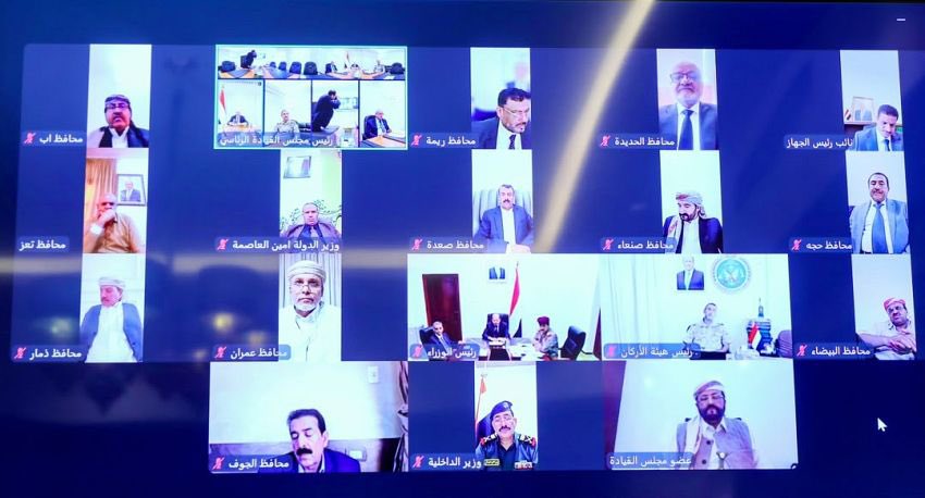 ERYANIM's tweet photo. رئيس مجلس القيادة يشيد بكفاءة القوات المسلحة ويوجه بتسريع تنفيذ قراري العودة الآمنة والتعبئة العامة
سبأنت:

أشاد فخامة الرئيس الدكتور رشاد محمد العليمي،رئيس مجلس القيادة الرئاسي، بكفاءة الردع الحازم الذي أظهرته القوات المسلحة في مختلف الجبهات والمحاور، وقدرتها على استعادة زمام المبادرة،وإيقاع خسائر كبيرة في صفوف المليشيات، وعتادها الحربي
جاء ذلك خلال اجتم��ع فخامة الرئيس اليوم الاثنين،ومعه عضو مجلس القيادة الرئاسي محافظ محافظة مارب،سلطان العرادة بعدد من محافظي المحافظات وذلك بحضور رئيس مجلس الوزراء الدكتور شائع الزنداني،والوزراء والقيادات العسكرية،والأمنية المعنية،لمناقشة الإجراءات التنفيذية المتعلقة بقراري العودة الآمنة،والتعبئة العامة بعد استكمال مساراتها الدستورية والقانونية
وجدد الاجتماع التهنئة لأبناء الشعب اليمني بالذكرى الرابعة والستين لثورة السادس والعشرين من سبتمبر المجيدة،مترحما على شهداء القوات المسلحة والأمن والمقاومة الشعبية والمدنيين،متمنياً للجرحى والمصابين الشفاء العاجل
وخص ��خامة الرئيس بالإشادة صقور القوات الجوية،ووحدات الطيران المسير،والمدفعية والراجمات والقناصة،وجميع الوحدات البرية التي تعمل بصورة متكاملة في مختلف مسارح العمليات
وأشار في هذا السياق إلى الكفاءة العملياتية والنتائج الميدانية التي حققتها القوات المسلحة،بما في ذلك تنفيذ 756 عملية استهداف نوعية ودقيقة خلال 72 ساعة في جبهات كتاف والبقع،وعلب،والجوف،ومأرب،والبيضاء،ولحج،وتعز،ما أسفر عن تحييد 2316 عنصراً من المليشيات بين قتيل وجريح،فضلاً عن تدمير، وإعطاب آليات وتعزيزات ومنصات إطلاق صواريخ ومخازن أسلحة
وأكد الرئيس أن ما تحقق في الأيام الماضية ليس سوى بداية، وأن القوات المسلحة ما تزال تملك من القدرات والخيارات ما سيظهر أثره في الميدان،محملا المليشيات الحوثية مسؤولية التصعيد، والدفع بمزيد من أبناء الشعب اليمني المغرر بهم إلى محارق الموت
وجدد فخامة الرئيس دعوته إلى أبناء الشعب اليمني في المحافظات الخاضعة بالقوة لسيطرة المليشيات،إلى عدم السماح بزج أبنائهم في جبهات القتال،مؤكداً أن الدولة لا تطلب منهم سوى الانحياز إلى قيم الجمهور��ة ومؤسساتها،ورفض تحويل أبنائهم ومواردهم إلى وقود لاطالة امد الحرب،والمعاناة
واستمع الاجتماع إلى إحاطات من رئيس مجلس الوزراء،والوزراء المعنيين،ومحافظي المحافظات،والقيادات العسكرية والأمنية، حول مستجدات الأوضاع الميدانية،والاحتياجات والمهام المطلوبة خلال المرحلة المقبلة،فضلاً عن الإجراءات المتخذة لتنفيذ توجيهات مجلس القيادة الرئاسي،وتعزيز حضور مؤسسات الدولة على كافة المستويات
واكد فخامة الرئيس، ان المرحلة الراهنة تضع على عاتق المحافظين مسؤوليات استثنائية تجاه أبناء محافظاتهم الخاضعين بالقوة لسيطرة المليشيات الحوثية،مؤكداً أن الدولة تنظر إلى المواطنين في تلك المحافظات باعتبارهم أهلها وشركاءها وأصحاب الحق في استعادة مؤسسات الدولة والأمن والاستقرار
وأوضح أن العودة الآمنة تشمل كل من يبادر إلى ترك المليشيات،ومشروعها الإمامي، والتوقف عن القتال أو العمل لصالحها،وفق الضمانات والإجراءات الدستورية والقانونية المعلنة، بما في ذلك تسوية أوضاع منتسبي القوات المسلحة والأمن وحفظ حقوقهم القانونية
وفيما يتعلق بالتعبئة العامة، أحاط فخامة الرئيس الاجتماع ��استكمال المسار الدستوري المتعلق بها،مؤكداً أنها ليست مجرد حشد للمقاتلين، وإنما تعبئة وطنية شاملة للموارد البشرية والمادية والمعنوية، ورفع قدرة مؤسسات الدولة والقوات المسلحة والأمن على القيام بواجباتها
واشاد فخامة الرئيس في هذا السياق بالاستجابة العاجلة والمسؤولة من مجلس النواب لطلب إعلان التعبئة العامة،مثمناً اضطلاع المؤسسة التشريعية بمسؤوليتها الوطنية والدستورية في هذه المرحلة الاستثنائية،وما عكسته هذه الاستجابة من إدراك لحجم التحديات،وحرص على توحيد مؤسسات الدولة وطاقاتها في مواجهة التهديدات المحدقة بالبلاد،وحماية النظام الجمهوري،ومكتسباته الوطنية.
كما أثنى فخامة الرئيس على الدور الوطني الذي تضطلع به وسائل الإعلام ومنابر الثقافة والفكر،والكتاب والمثقفون والناشطون،في مكافحة تضليل المليشيات،وإسناد معركة اليمنيين من أجل استعادة مؤسساتهم الوطنية،وإنهاء معاناتهم في هذه المرحلة الفاصلة من تاريخ البلاد.
وأكد الرئيس، أن تضحيات القوات المسلحة، وكافة التشكيلات العسكرية والمقاومة الشعبية،لن تذهب هدرا،ما يتطلب العمل الجاد على رعاية اسر الشهداء، والجرحى،وتماسك مؤسسات الدولة،والتفاف المواطنين حول مشرو��ها الوطني،باعتبارها ركائز أساسية لإنهاء التهديد الإرهابي الحوثي المدعوم من النظام الإيراني.

حضر الاجتماع مدير مكتب رئاسة الجمهورية الدكتور يحيى الشعيبي، ومستشار القائد الأعلى للقوات المسلحة الفريق الركن هاشم الأحمر.