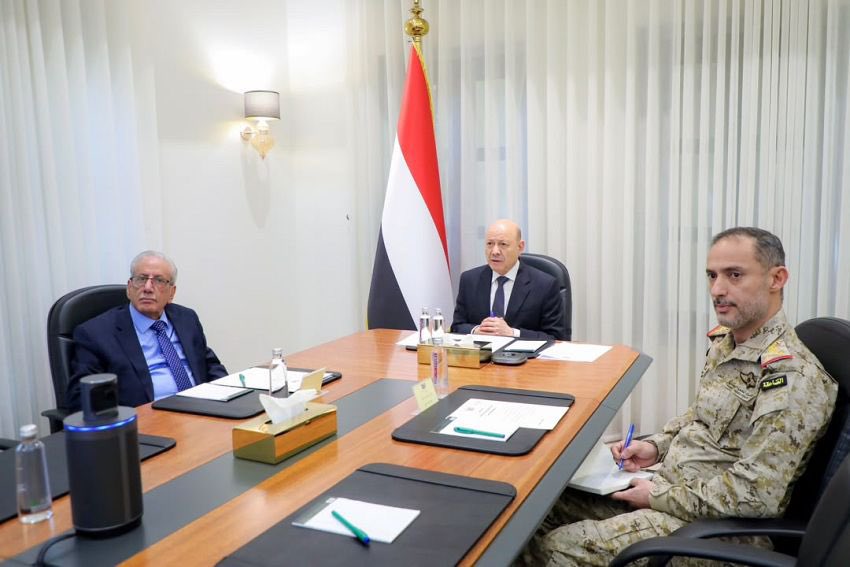 ERYANIM's tweet photo. رئيس مجلس القيادة يشيد بكفاءة القوات المسلحة ويوجه بتسريع تنفيذ قراري العودة الآمنة والتعبئة العامة
سبأنت:

أشاد فخامة الرئيس الدكتور رشاد محمد العليمي،رئيس مجلس القيادة الرئاسي، بكفاءة الردع الحازم الذي أظهرته القوات المسلحة في مختلف الجبهات والمحاور، وقدرتها على استعادة زمام المبادرة،وإيقاع خسائر كبيرة في صفوف المليشيات، وعتادها الحربي
جاء ذلك خلال اجتم��ع فخامة الرئيس اليوم الاثنين،ومعه عضو مجلس القيادة الرئاسي محافظ محافظة مارب،سلطان العرادة بعدد من محافظي المحافظات وذلك بحضور رئيس مجلس الوزراء الدكتور شائع الزنداني،والوزراء والقيادات العسكرية،والأمنية المعنية،لمناقشة الإجراءات التنفيذية المتعلقة بقراري العودة الآمنة،والتعبئة العامة بعد استكمال مساراتها الدستورية والقانونية
وجدد الاجتماع التهنئة لأبناء الشعب اليمني بالذكرى الرابعة والستين لثورة السادس والعشرين من سبتمبر المجيدة،مترحما على شهداء القوات المسلحة والأمن والمقاومة الشعبية والمدنيين،متمنياً للجرحى والمصابين الشفاء العاجل
وخص ��خامة الرئيس بالإشادة صقور القوات الجوية،ووحدات الطيران المسير،والمدفعية والراجمات والقناصة،وجميع الوحدات البرية التي تعمل بصورة متكاملة في مختلف مسارح العمليات
وأشار في هذا السياق إلى الكفاءة العملياتية والنتائج الميدانية التي حققتها القوات المسلحة،بما في ذلك تنفيذ 756 عملية استهداف نوعية ودقيقة خلال 72 ساعة في جبهات كتاف والبقع،وعلب،والجوف،ومأرب،والبيضاء،ولحج،وتعز،ما أسفر عن تحييد 2316 عنصراً من المليشيات بين قتيل وجريح،فضلاً عن تدمير، وإعطاب آليات وتعزيزات ومنصات إطلاق صواريخ ومخازن أسلحة
وأكد الرئيس أن ما تحقق في الأيام الماضية ليس سوى بداية، وأن القوات المسلحة ما تزال تملك من القدرات والخيارات ما سيظهر أثره في الميدان،محملا المليشيات الحوثية مسؤولية التصعيد، والدفع بمزيد من أبناء الشعب اليمني المغرر بهم إلى محارق الموت
وجدد فخامة الرئيس دعوته إلى أبناء الشعب اليمني في المحافظات الخاضعة بالقوة لسيطرة المليشيات،إلى عدم السماح بزج أبنائهم في جبهات القتال،مؤكداً أن الدولة لا تطلب منهم سوى الانحياز إلى قيم الجمهور��ة ومؤسساتها،ورفض تحويل أبنائهم ومواردهم إلى وقود لاطالة امد الحرب،والمعاناة
واستمع الاجتماع إلى إحاطات من رئيس مجلس الوزراء،والوزراء المعنيين،ومحافظي المحافظات،والقيادات العسكرية والأمنية، حول مستجدات الأوضاع الميدانية،والاحتياجات والمهام المطلوبة خلال المرحلة المقبلة،فضلاً عن الإجراءات المتخذة لتنفيذ توجيهات مجلس القيادة الرئاسي،وتعزيز حضور مؤسسات الدولة على كافة المستويات
واكد فخامة الرئيس، ان المرحلة الراهنة تضع على عاتق المحافظين مسؤوليات استثنائية تجاه أبناء محافظاتهم الخاضعين بالقوة لسيطرة المليشيات الحوثية،مؤكداً أن الدولة تنظر إلى المواطنين في تلك المحافظات باعتبارهم أهلها وشركاءها وأصحاب الحق في استعادة مؤسسات الدولة والأمن والاستقرار
وأوضح أن العودة الآمنة تشمل كل من يبادر إلى ترك المليشيات،ومشروعها الإمامي، والتوقف عن القتال أو العمل لصالحها،وفق الضمانات والإجراءات الدستورية والقانونية المعلنة، بما في ذلك تسوية أوضاع منتسبي القوات المسلحة والأمن وحفظ حقوقهم القانونية
وفيما يتعلق بالتعبئة العامة، أحاط فخامة الرئيس الاجتماع ��استكمال المسار الدستوري المتعلق بها،مؤكداً أنها ليست مجرد حشد للمقاتلين، وإنما تعبئة وطنية شاملة للموارد البشرية والمادية والمعنوية، ورفع قدرة مؤسسات الدولة والقوات المسلحة والأمن على القيام بواجباتها
واشاد فخامة الرئيس في هذا السياق بالاستجابة العاجلة والمسؤولة من مجلس النواب لطلب إعلان التعبئة العامة،مثمناً اضطلاع المؤسسة التشريعية بمسؤوليتها الوطنية والدستورية في هذه المرحلة الاستثنائية،وما عكسته هذه الاستجابة من إدراك لحجم التحديات،وحرص على توحيد مؤسسات الدولة وطاقاتها في مواجهة التهديدات المحدقة بالبلاد،وحماية النظام الجمهوري،ومكتسباته الوطنية.
كما أثنى فخامة الرئيس على الدور الوطني الذي تضطلع به وسائل الإعلام ومنابر الثقافة والفكر،والكتاب والمثقفون والناشطون،في مكافحة تضليل المليشيات،وإسناد معركة اليمنيين من أجل استعادة مؤسساتهم الوطنية،وإنهاء معاناتهم في هذه المرحلة الفاصلة من تاريخ البلاد.
وأكد الرئيس، أن تضحيات القوات المسلحة، وكافة التشكيلات العسكرية والمقاومة الشعبية،لن تذهب هدرا،ما يتطلب العمل الجاد على رعاية اسر الشهداء، والجرحى،وتماسك مؤسسات الدولة،والتفاف المواطنين حول مشرو��ها الوطني،باعتبارها ركائز أساسية لإنهاء التهديد الإرهابي الحوثي المدعوم من النظام الإيراني.

حضر الاجتماع مدير مكتب رئاسة الجمهورية الدكتور يحيى الشعيبي، ومستشار القائد الأعلى للقوات المسلحة الفريق الركن هاشم الأحمر.