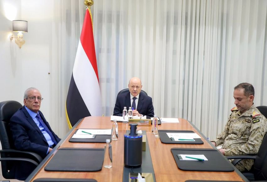 ERYANIM's tweet photo. رئيس مجلس القيادة يشيد بكفاءة القوات المسلحة ويوجه بتسريع تنفيذ قراري العودة الآمنة والتعبئة العامة
سبأنت:

أشاد فخامة الرئيس الدكتور رشاد محمد العليمي،رئيس مجلس القيادة الرئاسي، بكفاءة الردع الحازم الذي أظهرته القوات المسلحة في مختلف الجبهات والمحاور، وقدرتها على استعادة زمام المبادرة،وإيقاع خسائر كبيرة في صفوف المليشيات، وعتادها الحربي
جاء ذلك خلال اجتم��ع فخامة الرئيس اليوم الاثنين،ومعه عضو مجلس القيادة الرئاسي محافظ محافظة مارب،سلطان العرادة بعدد من محافظي المحافظات وذلك بحضور رئيس مجلس الوزراء الدكتور شائع الزنداني،والوزراء والقيادات العسكرية،والأمنية المعنية،لمناقشة الإجراءات التنفيذية المتعلقة بقراري العودة الآمنة،والتعبئة العامة بعد استكمال مساراتها الدستورية والقانونية
وجدد الاجتماع التهنئة لأبناء الشعب اليمني بالذكرى الرابعة والستين لثورة السادس والعشرين من سبتمبر المجيدة،مترحما على شهداء القوات المسلحة والأمن والمقاومة الشعبية والمدنيين،متمنياً للجرحى والمصابين الشفاء العاجل
وخص ��خامة الرئيس بالإشادة صقور القوات الجوية،ووحدات الطيران المسير،والمدفعية والراجمات والقناصة،وجميع الوحدات البرية التي تعمل بصورة متكاملة في مختلف مسارح العمليات
وأشار في هذا السياق إلى الكفاءة العملياتية والنتائج الميدانية التي حققتها القوات المسلحة،بما في ذلك تنفيذ 756 عملية استهداف نوعية ودقيقة خلال 72 ساعة في جبهات كتاف والبقع،وعلب،والجوف،ومأرب،والبيضاء،ولحج،وتعز،ما أسفر عن تحييد 2316 عنصراً من المليشيات بين قتيل وجريح،فضلاً عن تدمير، وإعطاب آليات وتعزيزات ومنصات إطلاق صواريخ ومخازن أسلحة
وأكد الرئيس أن ما تحقق في الأيام الماضية ليس سوى بداية، وأن القوات المسلحة ما تزال تملك من القدرات والخيارات ما سيظهر أثره في الميدان،محملا المليشيات الحوثية مسؤولية التصعيد، والدفع بمزيد من أبناء الشعب اليمني المغرر بهم إلى محارق الموت
وجدد فخامة الرئيس دعوته إلى أبناء الشعب اليمني في المحافظات الخاضعة بالقوة لسيطرة المليشيات،إلى عدم السماح بزج أبنائهم في جبهات القتال،مؤكداً أن الدولة لا تطلب منهم سوى الانحياز إلى قيم الجمهور��ة ومؤسساتها،ورفض تحويل أبنائهم ومواردهم إلى وقود لاطالة امد الحرب،والمعاناة
واستمع الاجتماع إلى إحاطات من رئيس مجلس الوزراء،والوزراء المعنيين،ومحافظي المحافظات،والقيادات العسكرية والأمنية، حول مستجدات الأوضاع الميدانية،والاحتياجات والمهام المطلوبة خلال المرحلة المقبلة،فضلاً عن الإجراءات المتخذة لتنفيذ توجيهات مجلس القيادة الرئاسي،وتعزيز حضور مؤسسات الدولة على كافة المستويات
واكد فخامة الرئيس، ان المرحلة الراهنة تضع على عاتق المحافظين مسؤوليات استثنائية تجاه أبناء محافظاتهم الخاضعين بالقوة لسيطرة المليشيات الحوثية،مؤكداً أن الدولة تنظر إلى المواطنين في تلك المحافظات باعتبارهم أهلها وشركاءها وأصحاب الحق في استعادة مؤسسات الدولة والأمن والاستقرار
وأوضح أن العودة الآمنة تشمل كل من يبادر إلى ترك المليشيات،ومشروعها الإمامي، والتوقف عن القتال أو العمل لصالحها،وفق الضمانات والإجراءات الدستورية والقانونية المعلنة، بما في ذلك تسوية أوضاع منتسبي القوات المسلحة والأمن وحفظ حقوقهم القانونية
وفيما يتعلق بالتعبئة العامة، أحاط فخامة الرئيس الاجتماع ��استكمال المسار الدستوري المتعلق بها،مؤكداً أنها ليست مجرد حشد للمقاتلين، وإنما تعبئة وطنية شاملة للموارد البشرية والمادية والمعنوية، ورفع قدرة مؤسسات الدولة والقوات المسلحة والأمن على القيام بواجباتها
واشاد فخامة الرئيس في هذا السياق بالاستجابة العاجلة والمسؤولة من مجلس النواب لطلب إعلان التعبئة العامة،مثمناً اضطلاع المؤسسة التشريعية بمسؤوليتها الوطنية والدستورية في هذه المرحلة الاستثنائية،وما عكسته هذه الاستجابة من إدراك لحجم التحديات،وحرص على توحيد مؤسسات الدولة وطاقاتها في مواجهة التهديدات المحدقة بالبلاد،وحماية النظام الجمهوري،ومكتسباته الوطنية.
كما أثنى فخامة الرئيس على الدور الوطني الذي تضطلع به وسائل الإعلام ومنابر الثقافة والفكر،والكتاب والمثقفون والناشطون،في مكافحة تضليل المليشيات،وإسناد معركة اليمنيين من أجل استعادة مؤسساتهم الوطنية،وإنهاء معاناتهم في هذه المرحلة الفاصلة من تاريخ البلاد.
وأكد الرئيس، أن تضحيات القوات المسلحة، وكافة التشكيلات العسكرية والمقاومة الشعبية،لن تذهب هدرا،ما يتطلب العمل الجاد على رعاية اسر الشهداء، والجرحى،وتماسك مؤسسات الدولة،والتفاف المواطنين حول مشرو��ها الوطني،باعتبارها ركائز أساسية لإنهاء التهديد الإرهابي الحوثي المدعوم من النظام الإيراني.

حضر الاجتماع مدير مكتب رئاسة الجمهورية الدكتور يحيى الشعيبي، ومستشار القائد الأعلى للقوات المسلحة الفريق الركن هاشم الأحمر.