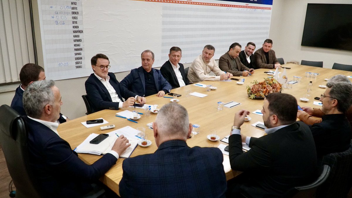 AKPartiSakarya's tweet photo. AK Parti Sakarya İl Yürütme Kurulu Toplantısı, İl Başkanımız Sayın Yunus Tever başkanlığında gerçekleşti.
 
#ÇeyrekAsırlıkDestan https://t.co/9E5m2Gy88Y