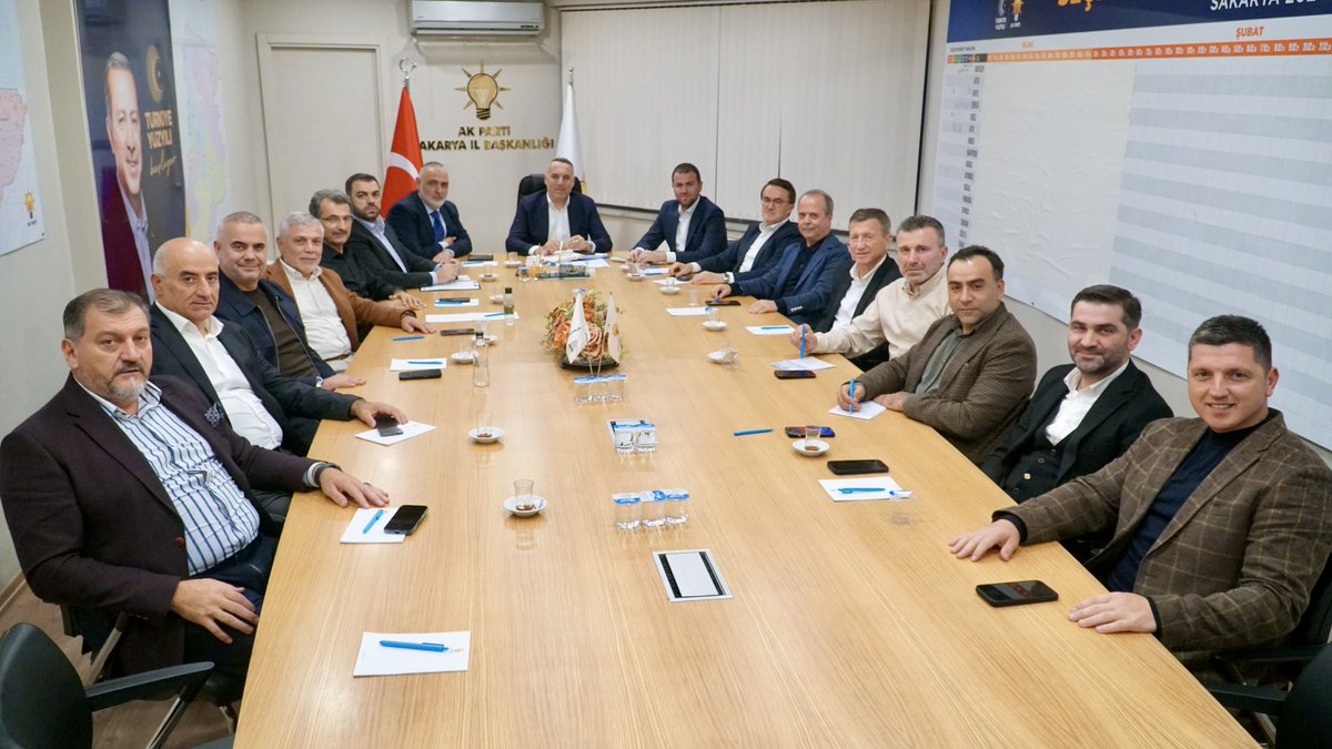 AKPartiSakarya's tweet photo. AK Parti Sakarya İl Yürütme Kurulu Toplantısı, İl Başkanımız Sayın Yunus Tever başkanlığında gerçekleşti.
 
#ÇeyrekAsırlıkDestan https://t.co/9E5m2Gy88Y