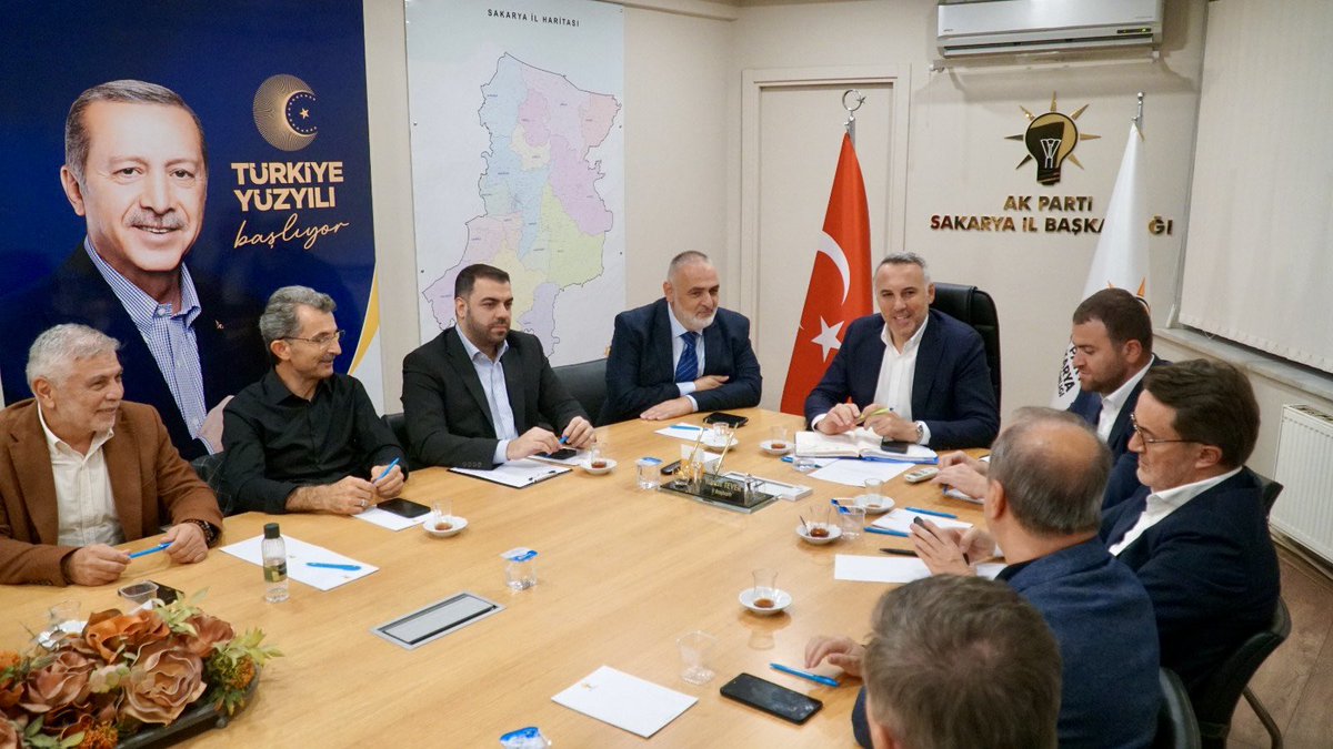 AKPartiSakarya's tweet photo. AK Parti Sakarya İl Yürütme Kurulu Toplantısı, İl Başkanımız Sayın Yunus Tever başkanlığında gerçekleşti.
 
#ÇeyrekAsırlıkDestan https://t.co/9E5m2Gy88Y