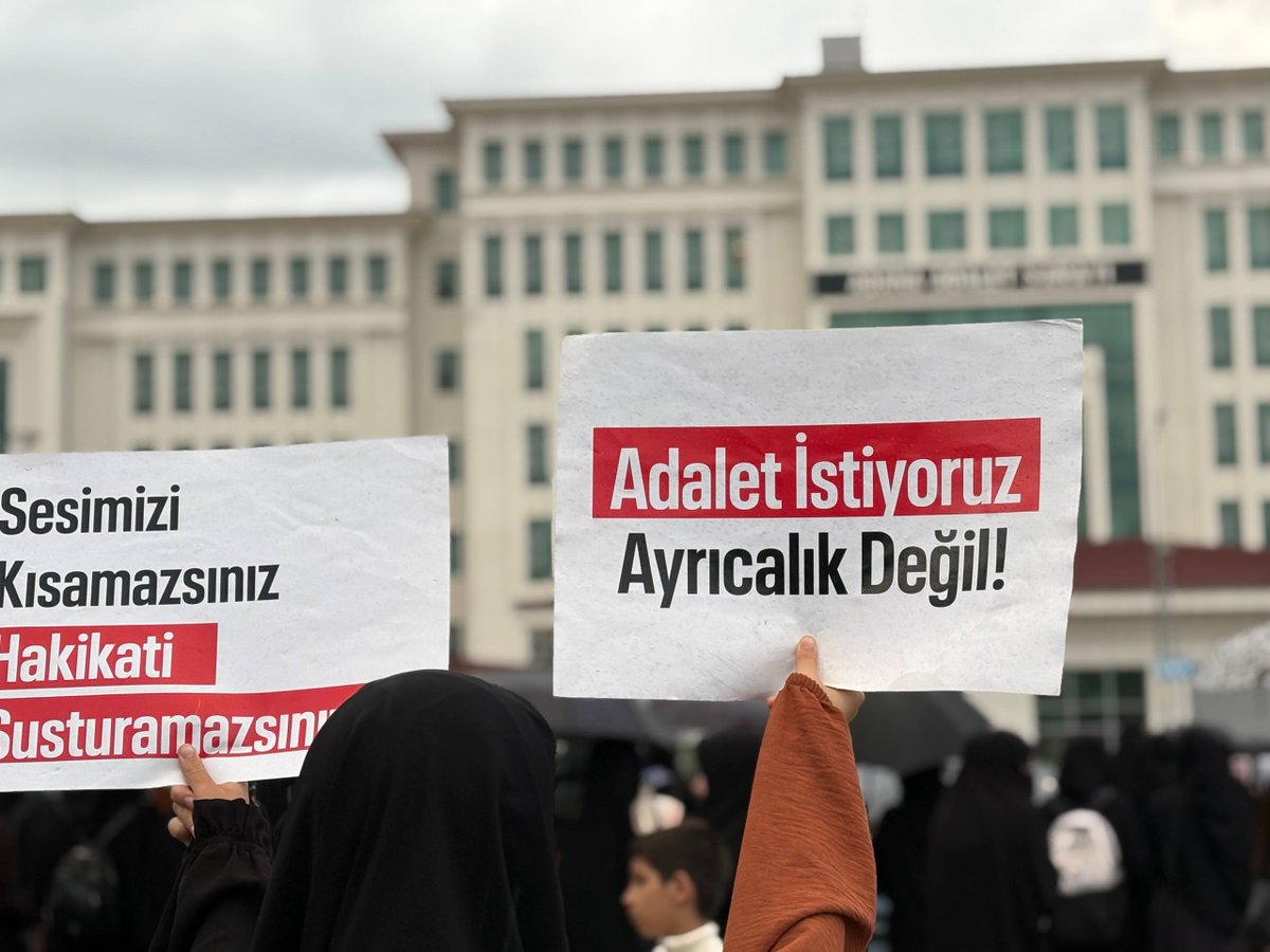 Susmaz_F's tweet photo. YOĞUN YAĞMURA RAĞMEN ADLİYE ÖNÜNDE ADALET NÖBETİ!

Furkan Hareketi mensupları, Adana Adliye Sarayı önünde olumsuz hava şartlarına ve yoğun yağmura rağmen arkadaşlarının mahkeme sonucunu bekliyor.

Xi SerbestBırakın
AKPden MuhaliflereSansür
#FurkanaSistematikZulüm
Kardeşlerimizi SerbestBırakın
AdaletIstemek SuçDeğil