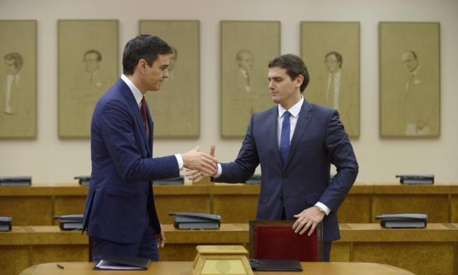Macca15Paul's tweet photo. Los de: "para solucionar la vivienda hacen falta mayorías progresistas, y no las hay"

Las hubo entre 2015 y 2023...

Y el PSOE se dedicó a hacer presidente a M.Rajoy, a pactar con Rivera,  a rajar de PODEMOS, y a repetir elecciones...

Así hasta que ya no hubo mayorías.🤬 https://t.co/yZJhKY53qa