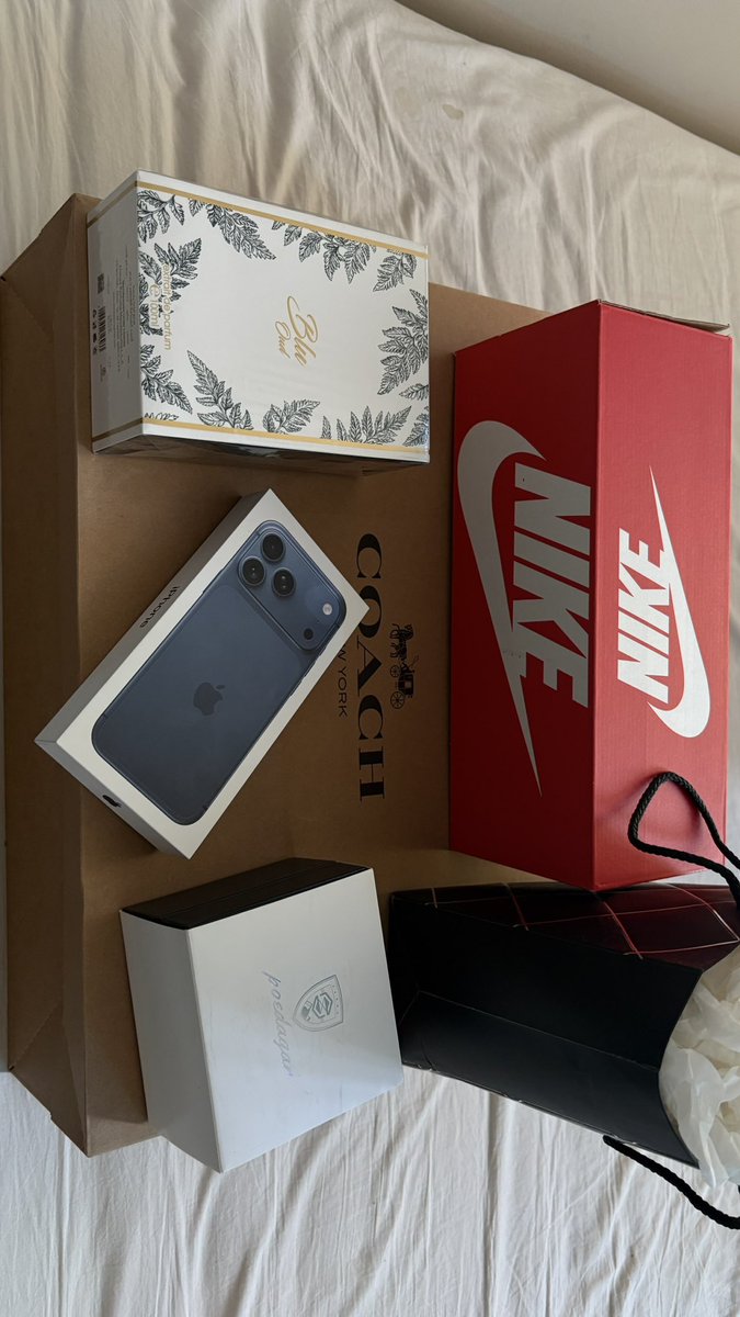 tsogtc1's tweet photo. Lol, most of y’all men just don’t date babes in your class and calibre, especially cause you want a lady in a lower class than yourself.

These were what she got for my birthday in April btw https://t.co/eu4Rb9dBFZ