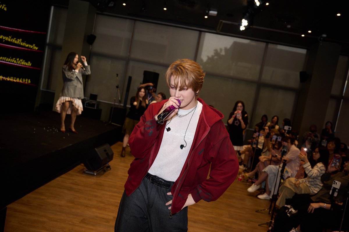 around_ent's tweet photo. SMART CSNP จัดแฟนมีตวันเกิดครบ 25 ปี ครั้งแรกในไทย รวมทุกความพิเ��ษ ภายใต้ชื่องาน SMART THE 25TH ROUND BIRTHDAY PARTY
#SmartCSNP25thBirthdayParty
#SmartCSNP #grandivoryrec
เป็นการก้าวเข้าสู่ 25 ปี ที่อบอุ่น ประทับใจ ครบทุกรสชาติ กับ งาน SMART THE 25TH ROUND BIRTHDAY PARTY ครั้งแรกกับแฟนมีตติ้งในไทยของ SMART CSNP หรือ (สมาร์ท ชิษณุพงศ์) จากค่าย GRAND IVORY RECORD ที่มาฉลองวันคล้ายวันเกิดอายุครบ 25 ปี ในวันที่ 26 กันยายนที่ผ่านมาร่วมกับแฟนๆไปด้วยกันแบบเอ็กคลูซีฟสุดๆ โดยจัดขึ้น ณ GLOWFISH SATHON, Bangkok, Thailand ในธีมมวยไทย งานนี้ SMART CSNP เตรียมโชว์สุด��ิเศษทั้งเพลง BLEEDCOLD, CRISPY มาให้ได้โยกตามกันทั้งฮอลล์ ก่อนจะไปเศร้าปนซึ้ง กับเพลงใหม่ล่าสุด ในเพลง LAST BITE ที่ตั้งใจทำขึ้นมาจากเสียงเรียกร้องของแฟนๆ ให้ร้องตามกันสุดเสียง ตามมาด้วยเกมสนุกๆที่ให้ผู้โชคดีได้ขึ้นมาร่วมแจมแบบใกล้ชิด เก็บทุกโมเมนต์ของความสุขร่วมกัน Fan Benifits จัดเต็มชุดใหญ่ครบทุกที่นั่ง และไม่พลาดกับเซอร์ไพรส์จากเพื่อนๆศิลปินร่วมค่ายอย่าง เนน็อกซ์ (nnenox), ฮิ���โก้, ผักกาด, ดรีม ที่หอบเค้กมาร้องเพลงแฮปปี้เบิร์ธเดย์อวยพรวันเกิดร่วมกัน พร้อมกับแฟนๆ ทำเอา SMART CSNP น้ำตาซึม เรียกว่างานนี้เก็บทุกความประทับใจกลับบ้านไปในทุกองศาแล้วจริงๆ