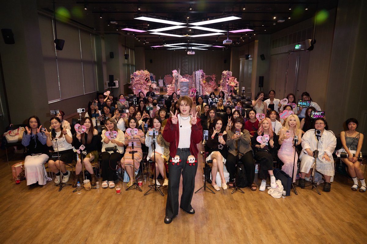 around_ent's tweet photo. SMART CSNP จัดแฟนมีตวันเกิดครบ 25 ปี ครั้งแรกในไทย รวมทุกความพิเ��ษ ภายใต้ชื่องาน SMART THE 25TH ROUND BIRTHDAY PARTY
#SmartCSNP25thBirthdayParty
#SmartCSNP #grandivoryrec
เป็นการก้าวเข้าสู่ 25 ปี ที่อบอุ่น ประทับใจ ครบทุกรสชาติ กับ งาน SMART THE 25TH ROUND BIRTHDAY PARTY ครั้งแรกกับแฟนมีตติ้งในไทยของ SMART CSNP หรือ (สมาร์ท ชิษณุพงศ์) จากค่าย GRAND IVORY RECORD ที่มาฉลองวันคล้ายวันเกิดอายุครบ 25 ปี ในวันที่ 26 กันยายนที่ผ่านมาร่วมกับแฟนๆไปด้วยกันแบบเอ็กคลูซีฟสุดๆ โดยจัดขึ้น ณ GLOWFISH SATHON, Bangkok, Thailand ในธีมมวยไทย งานนี้ SMART CSNP เตรียมโชว์สุด��ิเศษทั้งเพลง BLEEDCOLD, CRISPY มาให้ได้โยกตามกันทั้งฮอลล์ ก่อนจะไปเศร้าปนซึ้ง กับเพลงใหม่ล่าสุด ในเพลง LAST BITE ที่ตั้งใจทำขึ้นมาจากเสียงเรียกร้องของแฟนๆ ให้ร้องตามกันสุดเสียง ตามมาด้วยเกมสนุกๆที่ให้ผู้โชคดีได้ขึ้นมาร่วมแจมแบบใกล้ชิด เก็บทุกโมเมนต์ของความสุขร่วมกัน Fan Benifits จัดเต็มชุดใหญ่ครบทุกที่นั่ง และไม่พลาดกับเซอร์ไพรส์จากเพื่อนๆศิลปินร่วมค่ายอย่าง เนน็อกซ์ (nnenox), ฮิ���โก้, ผักกาด, ดรีม ที่หอบเค้กมาร้องเพลงแฮปปี้เบิร์ธเดย์อวยพรวันเกิดร่วมกัน พร้อมกับแฟนๆ ทำเอา SMART CSNP น้ำตาซึม เรียกว่างานนี้เก็บทุกความประทับใจกลับบ้านไปในทุกองศาแล้วจริงๆ