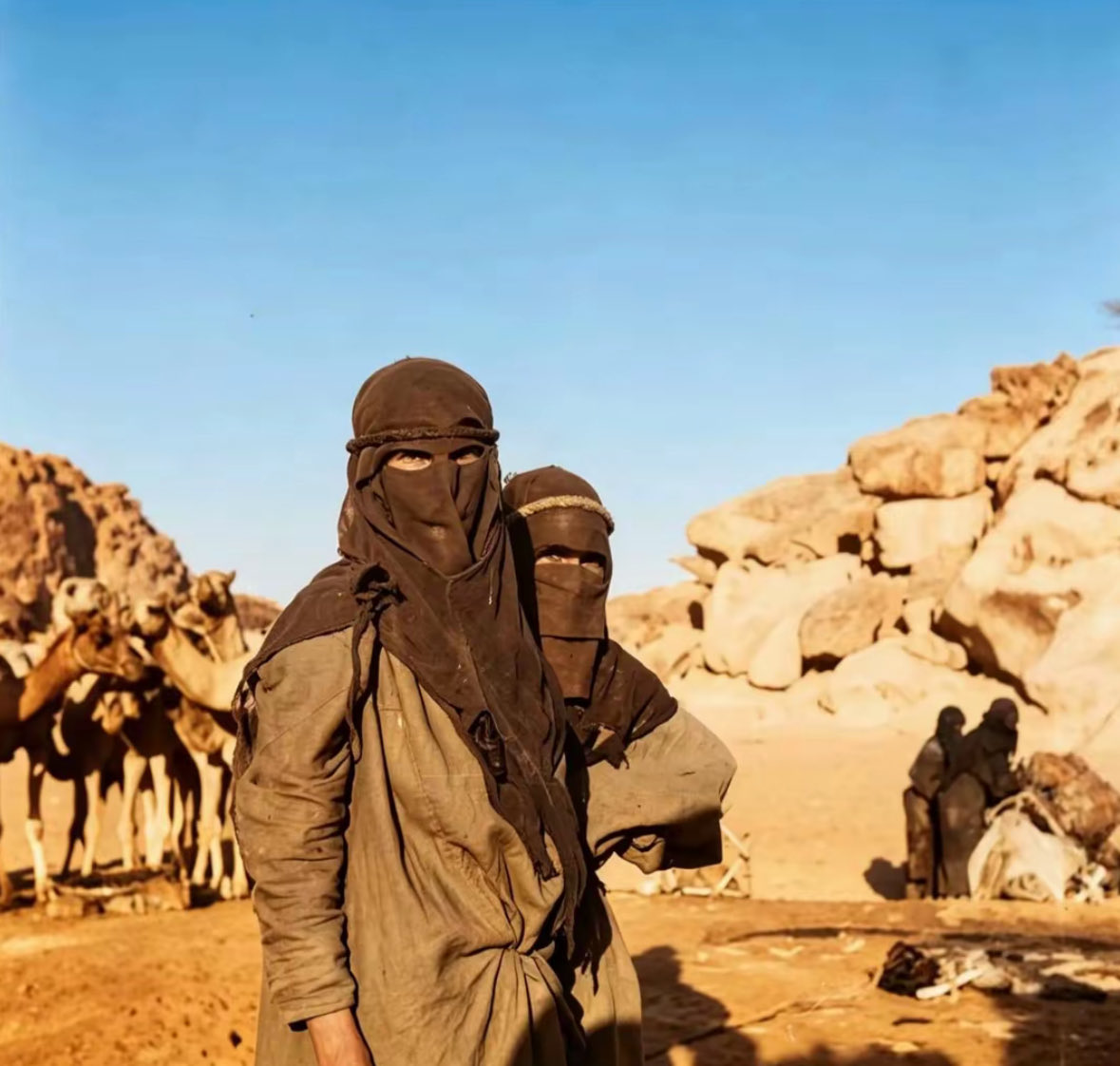 Xkl6w's tweet photo. صوره من جنوب السعوديه لنساء من قبيلة قحطان عام1951م، بكامل حشمتهم وين اللي تقول النقاب ماجانا الا من الصحوه؟ https://t.co/XIcLnVJMdY