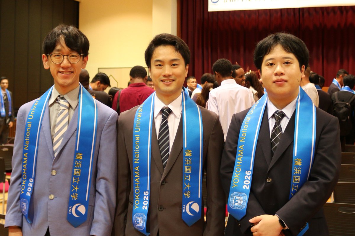 shion1305's tweet photo. 今月で横浜国立大学大学院を修了し、修士(情報学)の学位を取得しました🎓

振り返れば、5年半、本当にたくさんの偶然やご縁に恵まれ、常に何かにワクワクドキドキ刺激的で充実した時間でした。イベント、ハッカソン、インターンなどを通じて、一緒に仲良くさせて頂いた皆さんに感謝です🙏

本当に想像していた10倍 Excitingな学生生活でした！
社会人になってからもまた皆さんと仲良くしていただけると幸いです!!
引き続きよろしくお願いします🙇

(写真: 大学SNSより 私は左です)