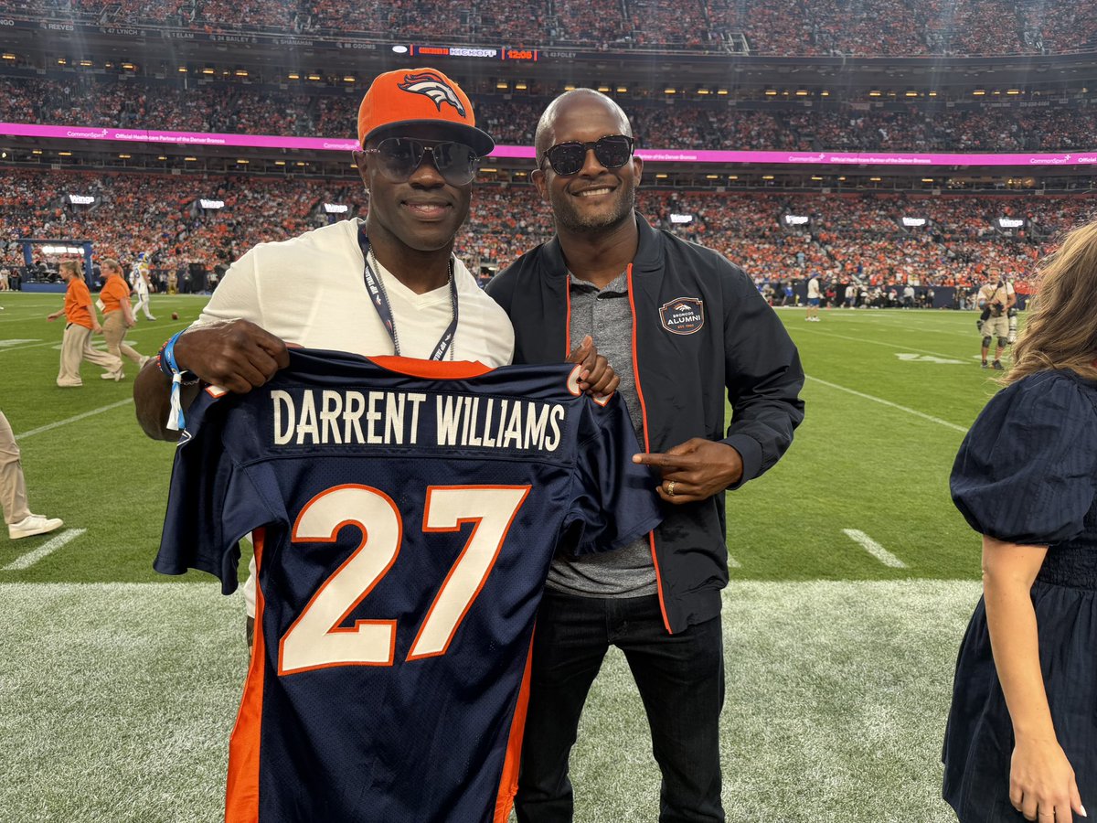 NickFerguson_25's tweet photo. Yesterday the @Broncos celebrated Alumni from different eras.
There was โNo Wayโ I was celebrating without my guy Darrent . Especially on his birthday
#RIP D-Will โALREADY!โ
#LARvsDEN #BroncosCountry
@NFL https://t.co/cpB1AzJz7W