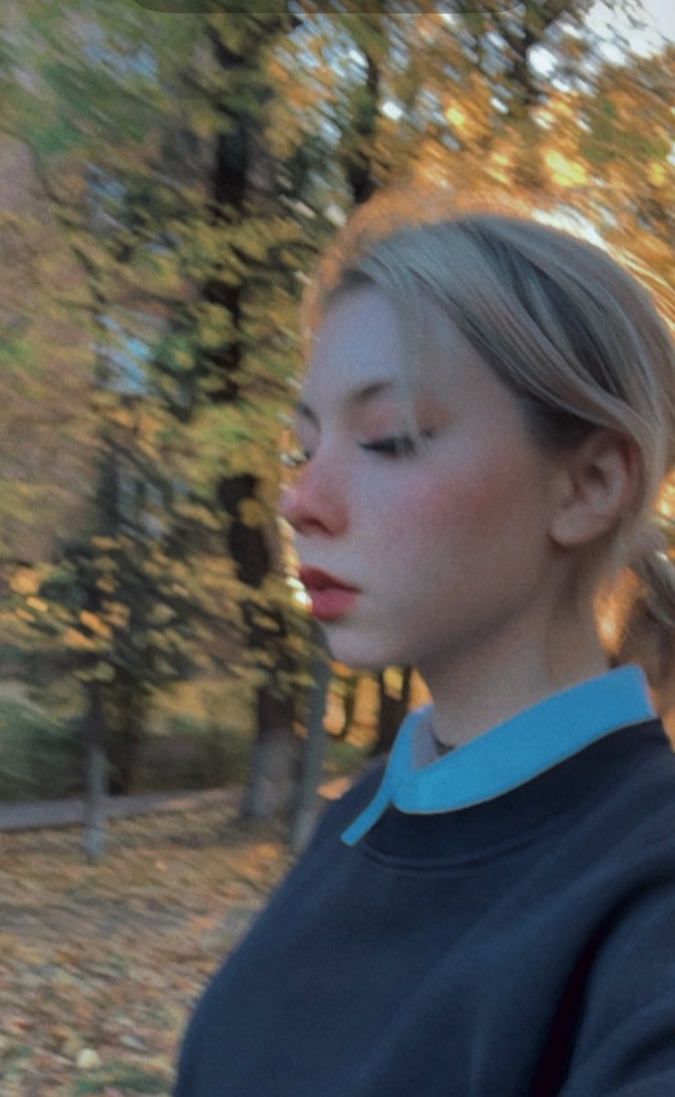 AlinkaVspak's tweet photo. осенний вайб 
меня много спрашивали
 я учусь на 2 курсе юридического и на 3 курсе экономики,просто я беру задания по тем парам на которые не хожу из-за другой специальности,тк на экономике последний год,чаще всего я на  юрфаке,сегодня пытаюсь послушать пару лекций по гп и тгп https://t.co/LdAnNfeDMT