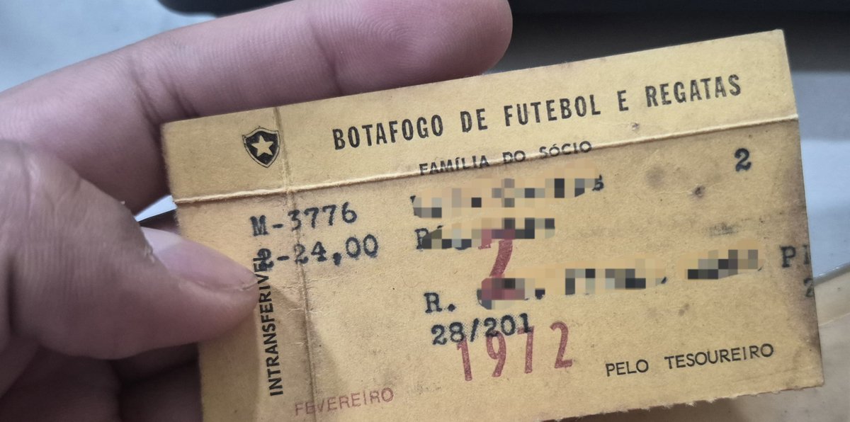 giva1898's tweet photo. comversando com minha paciente sobre futebol e ela me mostra a carteirinha de sócia antiguíssima + ingresso dos anos 70. 
por favor chega de facial https://t.co/bN2Rd8DbMg