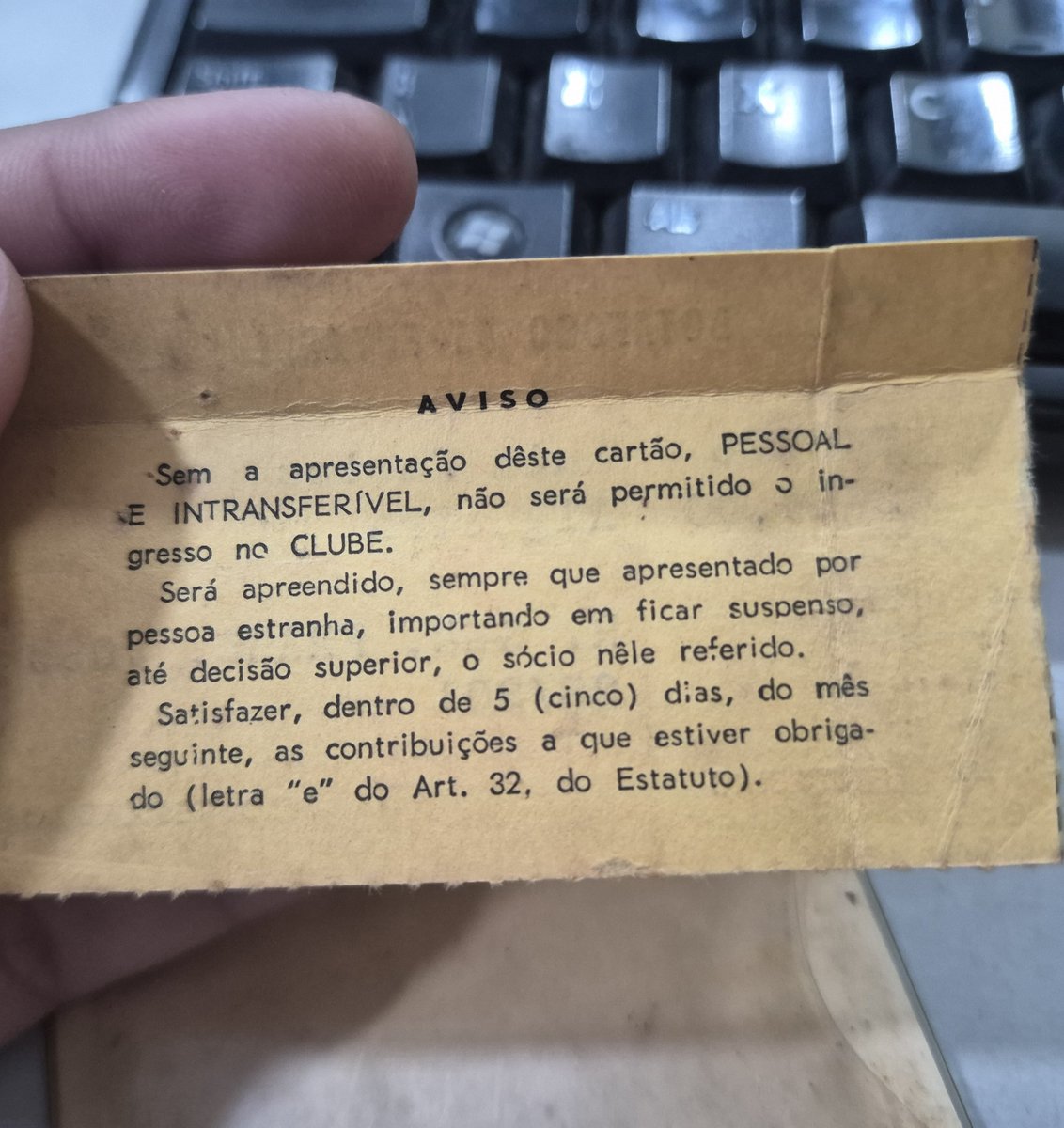 giva1898's tweet photo. comversando com minha paciente sobre futebol e ela me mostra a carteirinha de sócia antiguíssima + ingresso dos anos 70. 
por favor chega de facial https://t.co/bN2Rd8DbMg
