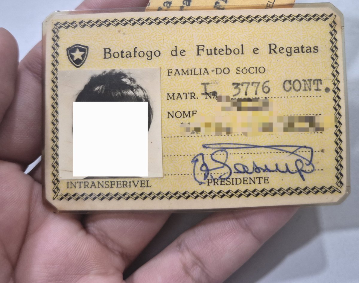 giva1898's tweet photo. comversando com minha paciente sobre futebol e ela me mostra a carteirinha de sócia antiguíssima + ingresso dos anos 70. 
por favor chega de facial https://t.co/bN2Rd8DbMg
