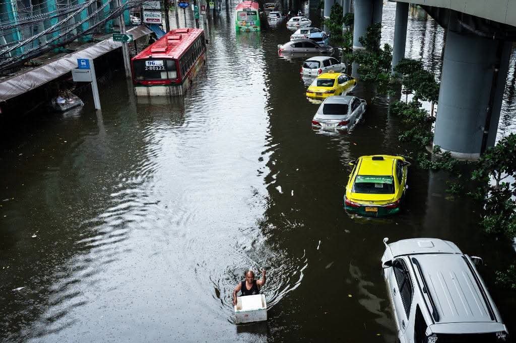 CASHualbehavior's tweet photo. “Thailand pala ’to?”  bawat Pinoy na nakakita ng pics. Lakas maka Pinas ih https://t.co/gNPXfx2V8f