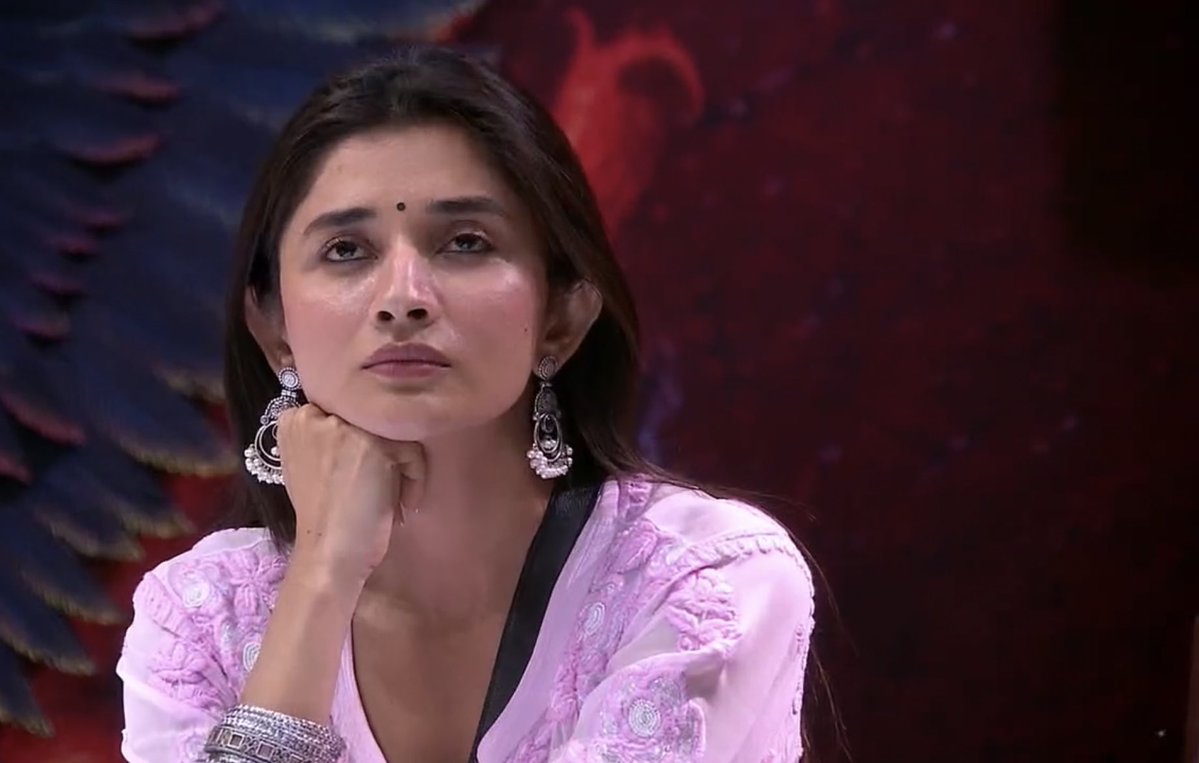 TeamKanikaMFC's tweet photo. A big thank you to Gullu for giving Kanika her lifeline back. 🤍 

Moments like these matter, especially in a game where every advantage counts. It was a really nice gesture, and seeing Kanika get that support felt genuinely good.

#KanikaMann #BiggBoss20 https://t.co/Zxmu5pAiFB