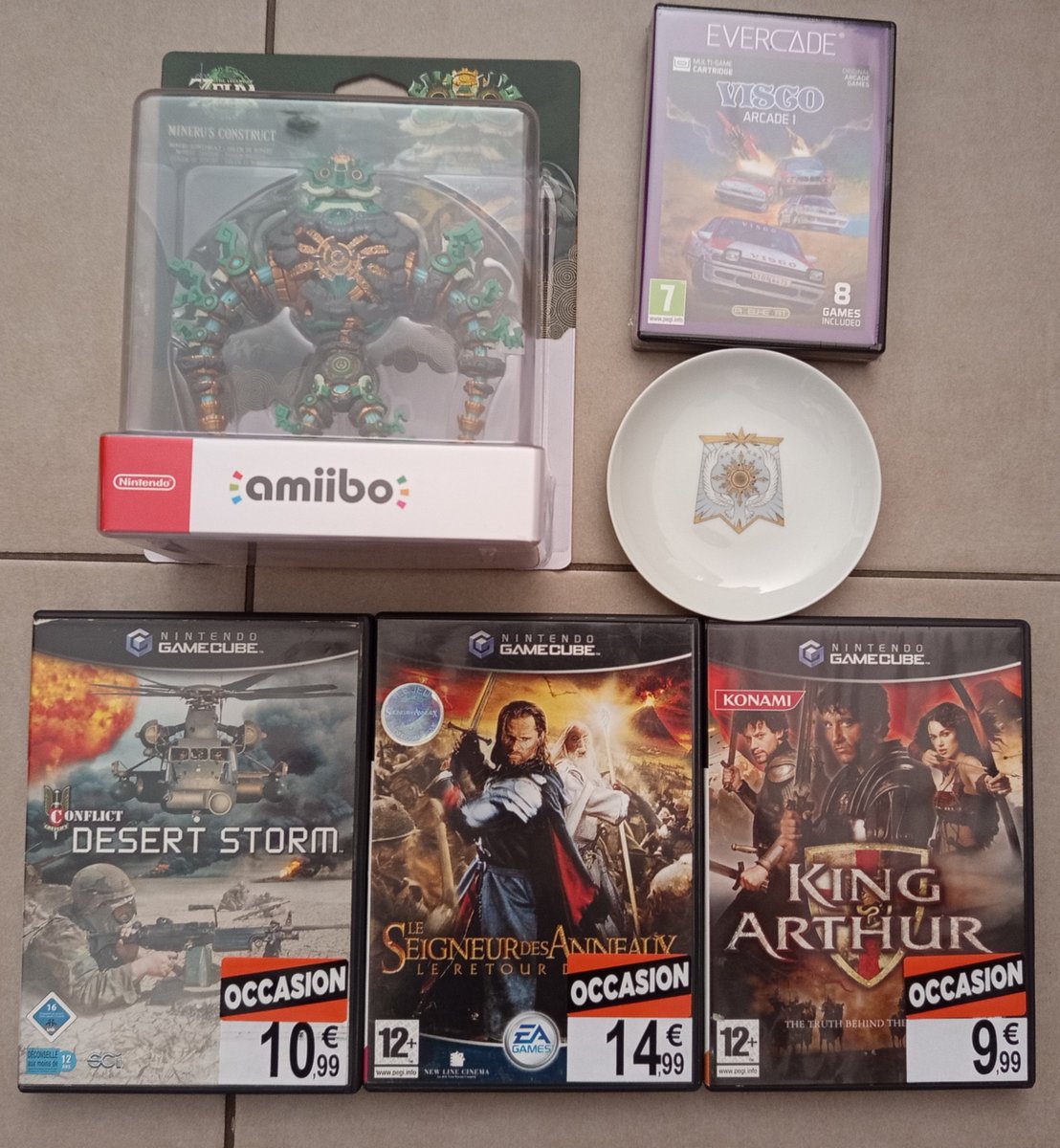 Mewaz007's tweet photo. Passage à @Micromania_Fr pour vendre ma Switch Day one 175€, j'ai récupéré mon Visco Collec 1 #Evercade
J'ai pris l'amiibo du Golem qui est imposant 😍
3 jeux #GameCube que je n'avais pas, dont King Arthur que je ne connais pas 😱
Et j'ai eu l'assiette Fire Emblem en cadeau 😁 https://t.co/FrySYhRHhV
