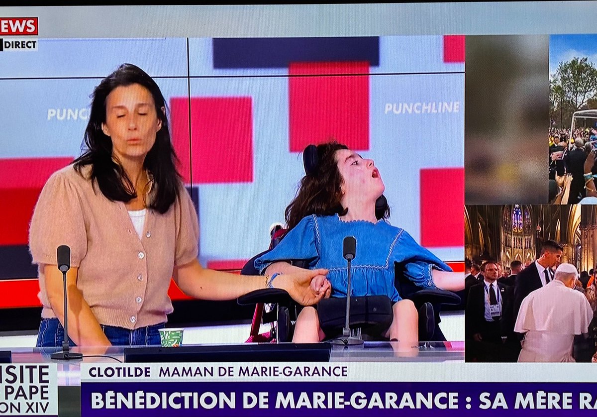 Ad_Vitam44_'s tweet photo. Je regarde sur CNews le témoignage de Clotilde, la maman de Marie-Garance, et je suis profondément touchée.

Clotilde est maman de six enfants biologiques et a choisi d’adopter quatre enfants porteurs de handicap, dont Marie-Garance. Elle nous raconte avec une infinie tendresse le parcours de cette petite fille abandonnée à la naissance, qui avait déjà tant d’épreuves à surmonter.

Et pourtant, la vie lui a offert un ange : une maman de cœur qui lui a permis de grandir, d’être aimée et de vivre dignement. Car un enfant, qu’il soit porteur de handicap ou non, ne devrait jamais être abandonné. L’abandon est une blessure immense, une souffrance supplémentaire pour un petit être qui n’a rien demandé.

En écoutant Clotilde parler de Marie-Garance, on ressent tout l’amour qui les unit. Elle parle avec douceur, avec pudeur, mais aussi avec une immense fierté. Elle nous raconte leur quotidien, leur chemin, et cette joie particulière d’avoir vu Marie-Garance recevoir la bénédiction du pape.

Et ces images m’ont profondément bouleversée.

Il y a quelque chose de presque suspendu dans les gestes du pape lorsqu’il prend un enfant dans ses bras ou qu’il bénit une personne. Comme si, l’espace d’un instant, le temps s’arrêtait autour de lui. Un moment de grâce, de douceur et de recueillement.

À chaque fois, il semble prendre le temps nécessaire : un regard, un geste, une bénédiction… avec une délicatesse et une bienveillance qui touchent profondément.

Pour Marie-Garance comme pour tant d’autres enfants, ces instants resteront sans doute gravés dans les cœurs.

Et je crois que c’est cela qui m’a le plus émue : voir une petite fille qui avait commencé sa vie dans l’abandon recevoir, quelques années plus tard, autant d’amour, de dignité et de tendresse.

Merci à Clotilde de nous rappeler, avec son témoignage, qu’un enfant n’a pas besoin d’être « parfait » pour être infiniment précieux. Il a simplement besoin d’être aimé.🥹🤍