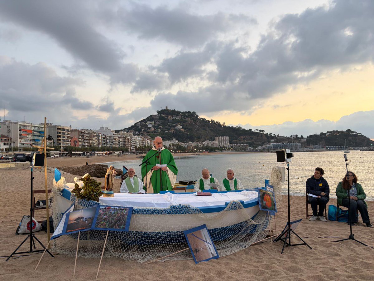 fraoctavi's tweet photo. "Dir sí a Jesucrist és voler ser albada, llum per als altres i ajudar-los a vèncer la foscor."

Ahir diumenge, missa de l'alba a la platja de Sa Palomera de Blanes. https://t.co/Y9apKGS7qy
