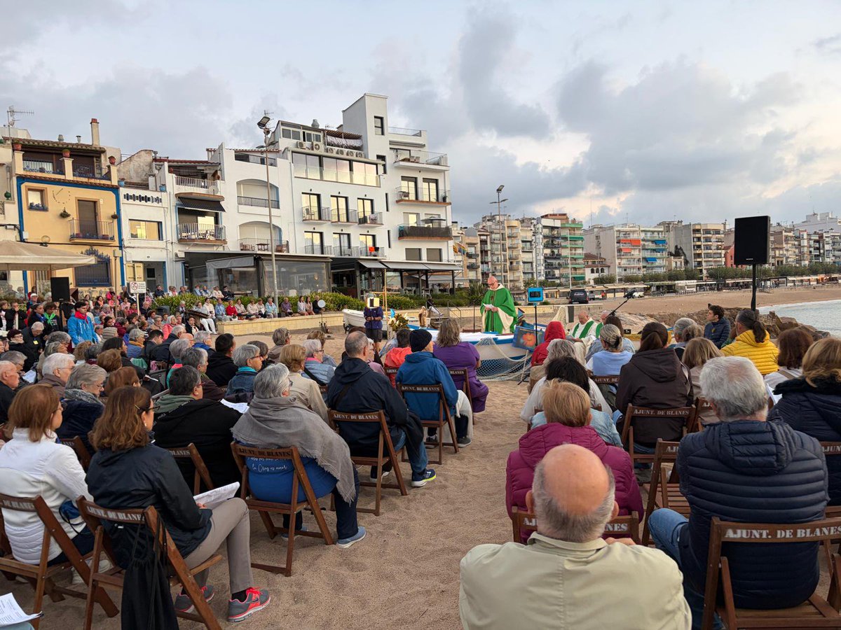 fraoctavi's tweet photo. "Dir sí a Jesucrist és voler ser albada, llum per als altres i ajudar-los a vèncer la foscor."

Ahir diumenge, missa de l'alba a la platja de Sa Palomera de Blanes. https://t.co/Y9apKGS7qy