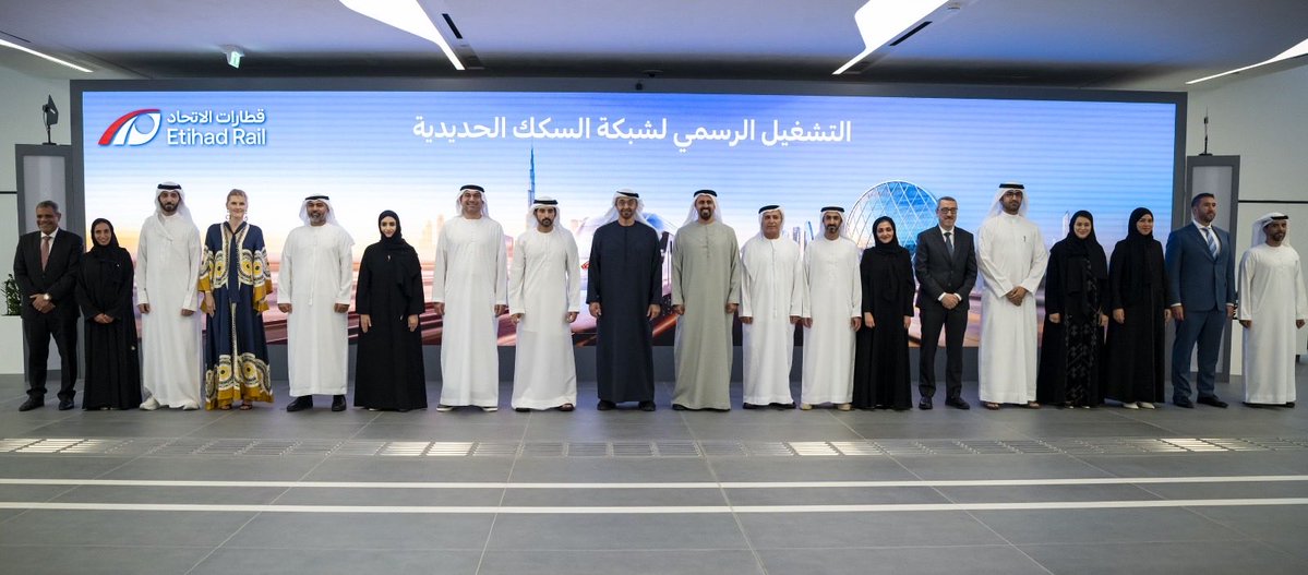 AMB_Alhamed's tweet photo. عظماء القادة لا يفتتحون الدروب من منصات الخطابة، بل يسلكونها بأنفسهم، وهكذا هو سيدي صاحب السمو الشيخ محمد بن زايد «حفظه الله»، القائد الاستثنائي الذي يتقدم الصفوف ليجسد فلسفة تستشعر تجربة الناس قبل أن تقدمها إليهم، فالقائد الذي يشارك أبناء وطنه تفاصيل الإنجاز، يمنح المشروع معنى يتجاوز بنيته ومرافقه، ويجعل من كل طريق جديد امتداداً لفكرة الاتحاد، ومن كل محطة جديدة خطوةً أخرى نحو وطن أكثر ترابطاً وتكاملاً وازدهاراً.. وفي رحلة سموه على قطار الاتحاد من أبوظبي إلى دبي، تتجلى رمزية تتجاوز الطريق؛ فالاتحاد الذي جمع الإمارات على إرادة واحدة، يمد اليوم جسوره بين مدنها ومجتمعاتها، فيلتقي المكان بالمكان، والإنسان بالفرصة، والطموح بآفاق أوسع، وكأن القطار يمضي على سكة الاتحاد ذاتها؛ اتحاد وحد الإرادات، وها هو اليوم يوحد المسافات، ويفتح للمستقبل طريقاً أكثر اتساعاً؛ سكة تختصر المسافات، ومحطة تجمع القلوب، ووطن يمضي بثقة نحو غد مشرق بإذن الله.