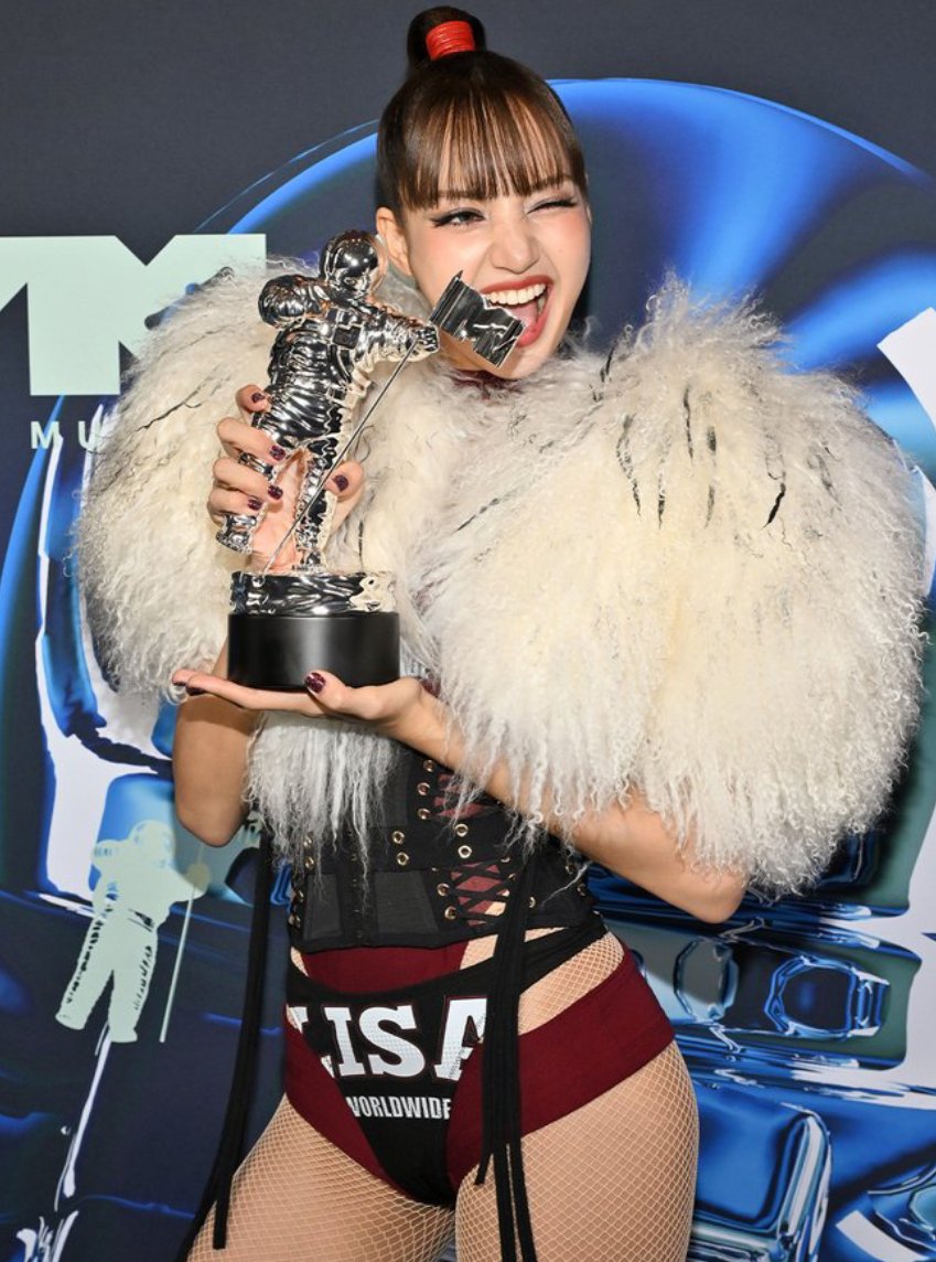 InsideTheENT's tweet photo. BLACKPINK's Lisa made history at the 2026 MTV Video Music Awards (VMAs) by becoming the first K-pop soloist to win the prestigious Best Pop award. She took home the trophy for her hit track "Dream" featuring Kentaro Sakaguchi, beating out major global artists like Ariana Grande and Taylor Swift.

In addition to her major victory, Lisa stole the show with two standout moments:

-The Red Carpet: She turned heads on the arrival carpet wearing a dramatic, commanding sheer red dress by The Attico.

-The Performance: She made her return to the VMA stage to deliver the highly anticipated live television debut of her single "SaWaDiKa", a track from her upcoming EP Press Play.